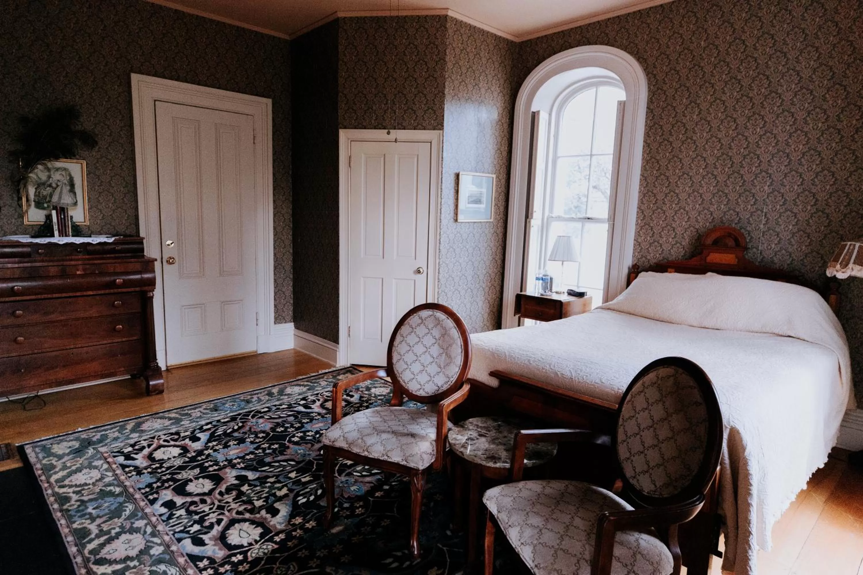 Photo of the whole room, Bed in Mayhurst Estate