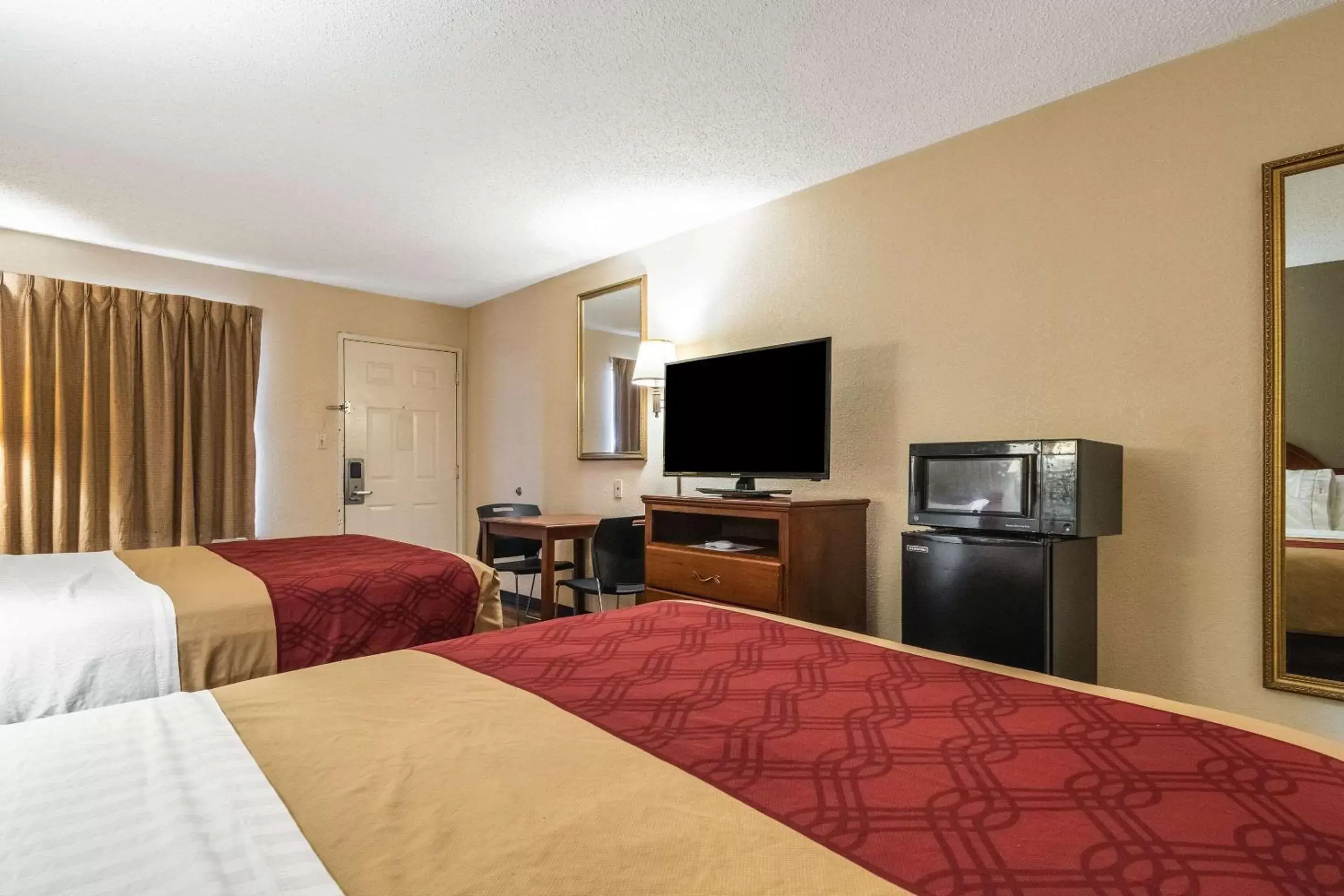 Photo of the whole room, Bed in Econo Lodge Hillsboro I-35