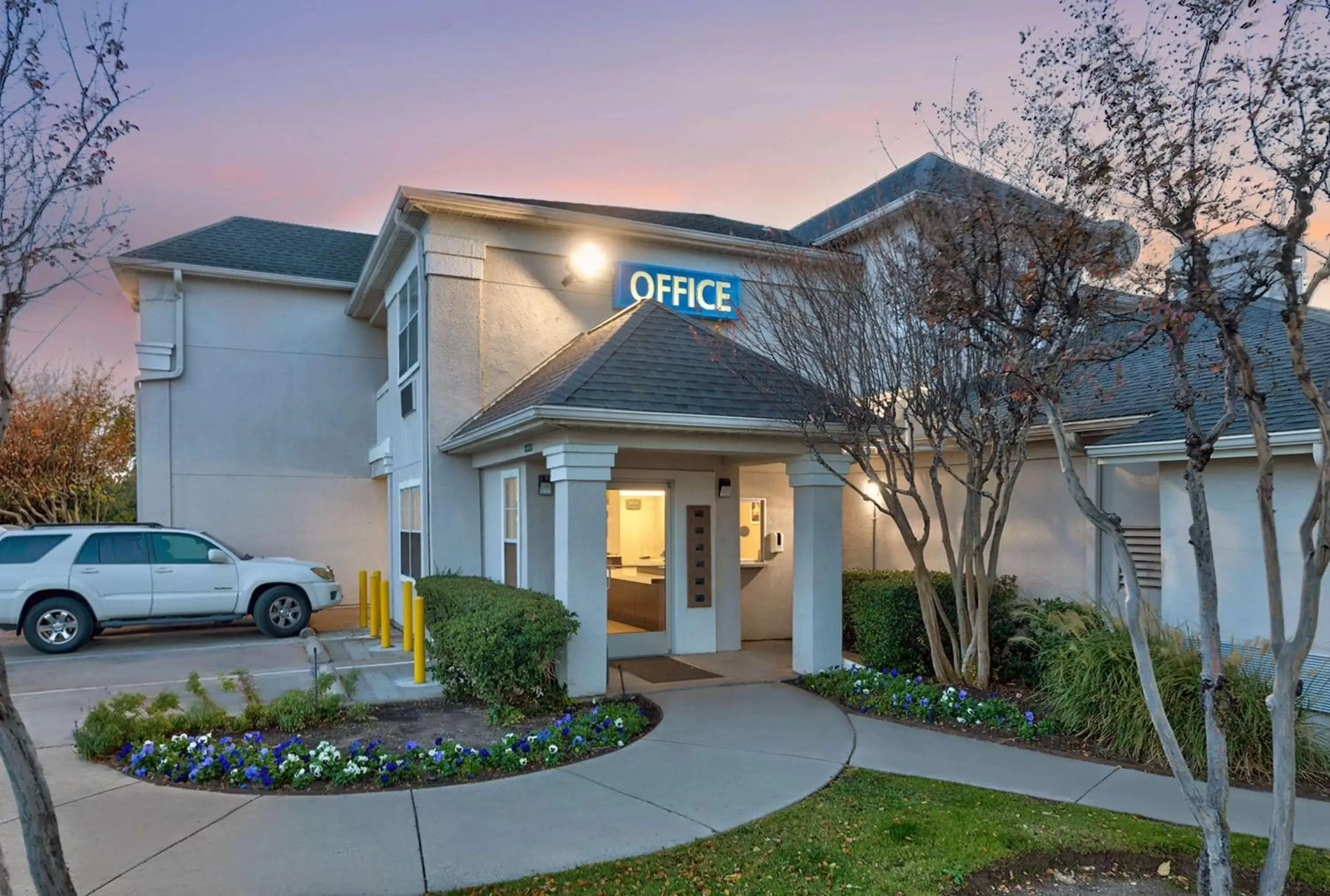 Property building in Studio 6-North Richland Hills, TX - Fort Worth Property building in Studio 6-North Richland Hills, TX - Fort Worth