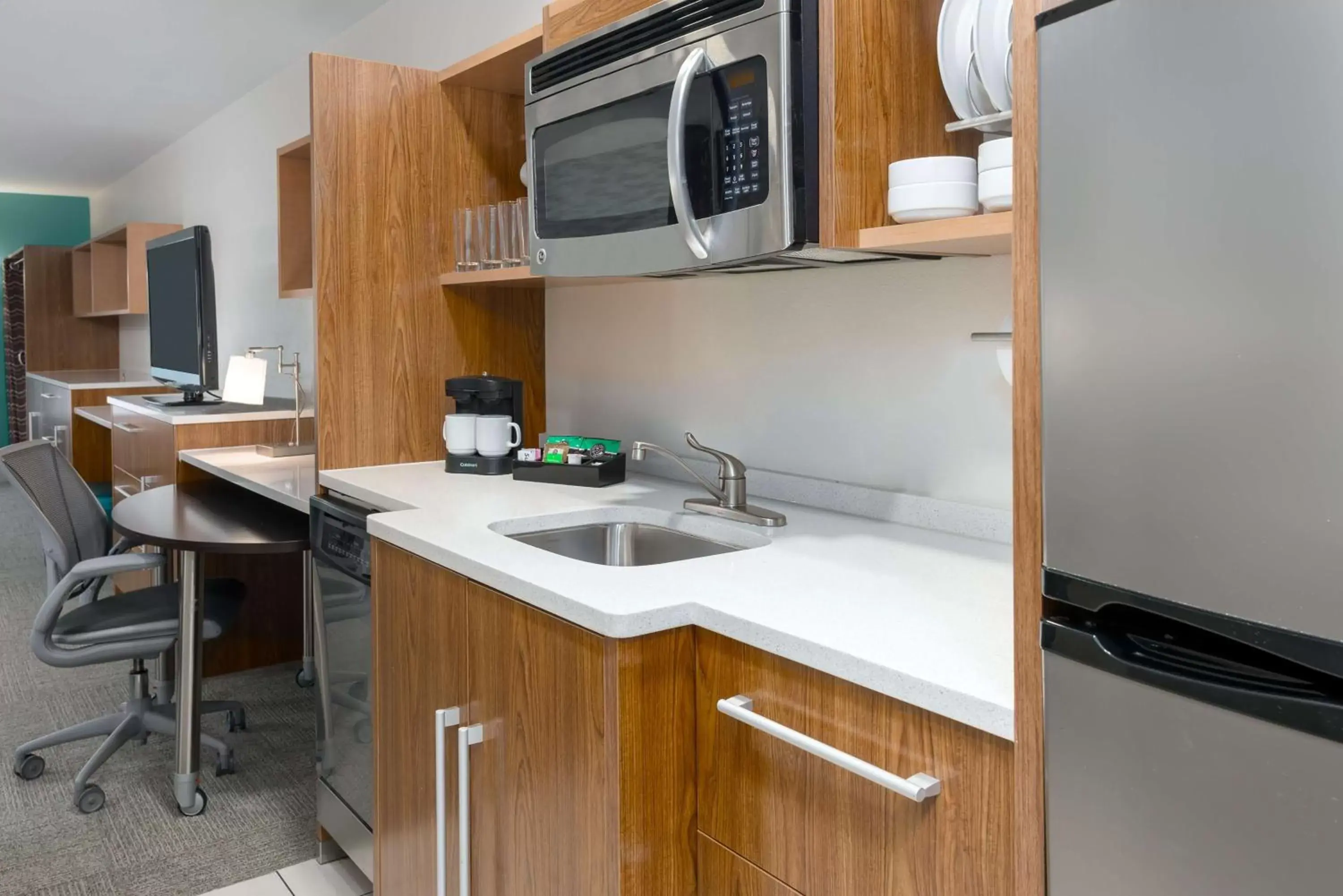 Kitchen or kitchenette, Kitchen/Kitchenette in Home2 Suites by Hilton Charleston Airport Convention Center, SC