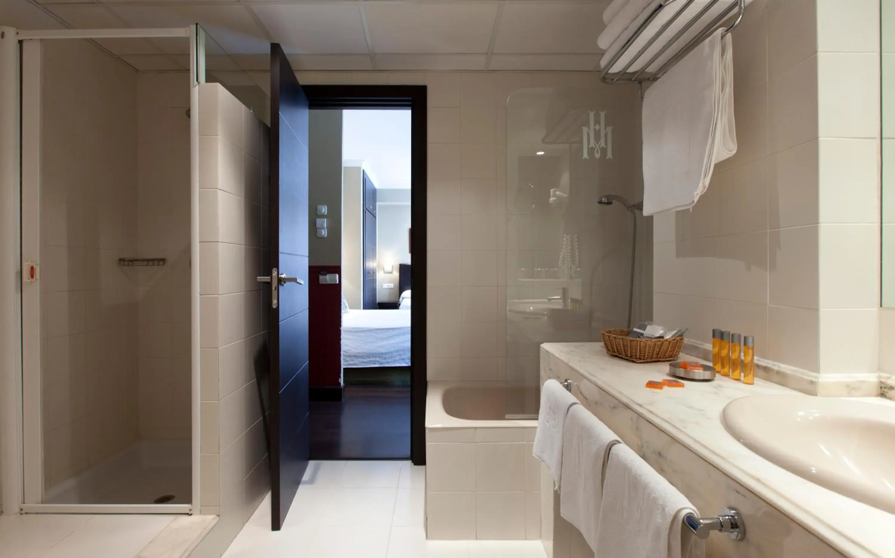 Toilet, Bathroom in Hotel Moderno Puerta del Sol
