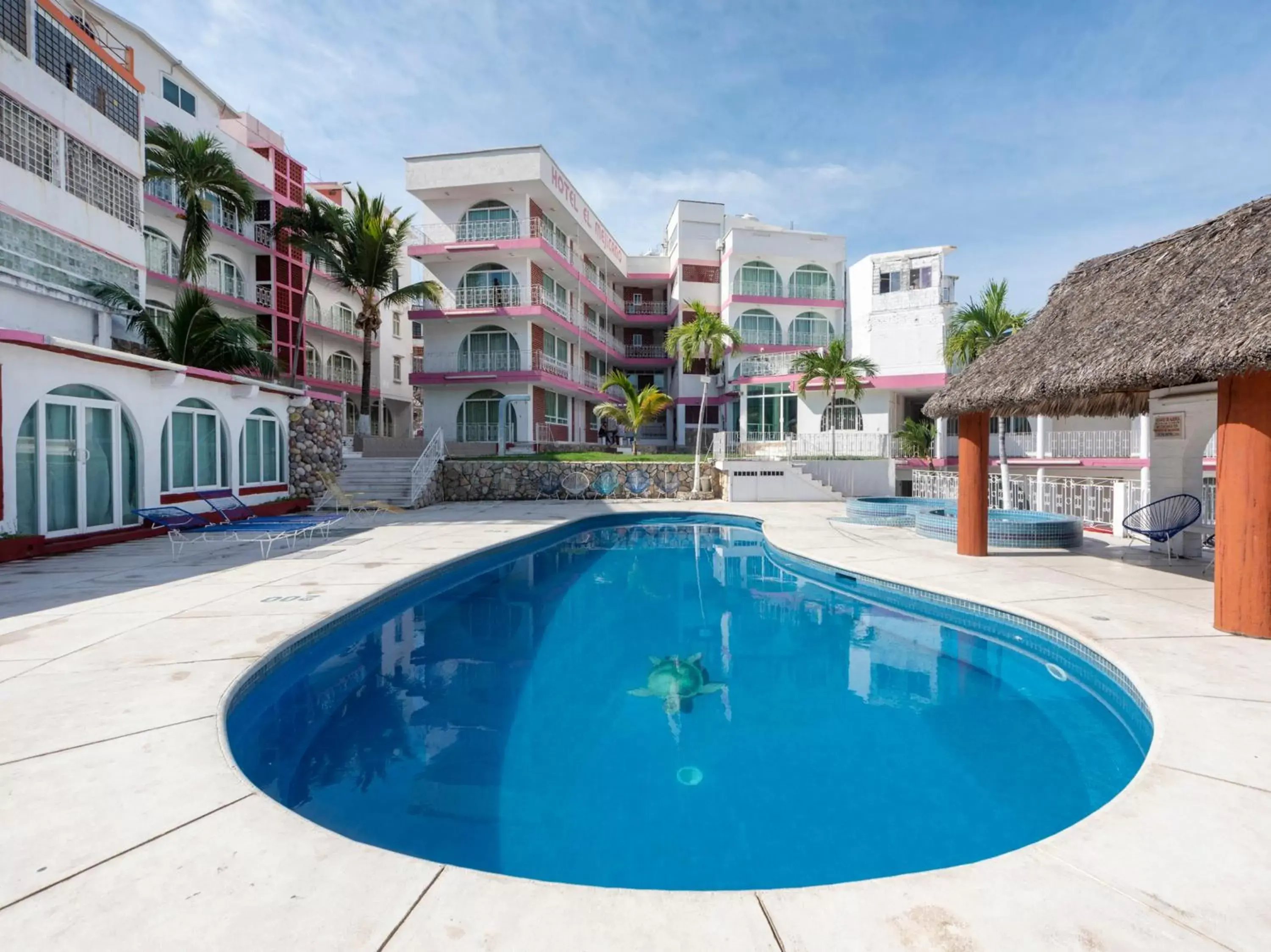 Swimming pool, Property Building in Capital O Hotel El Mejicano, Acapulco