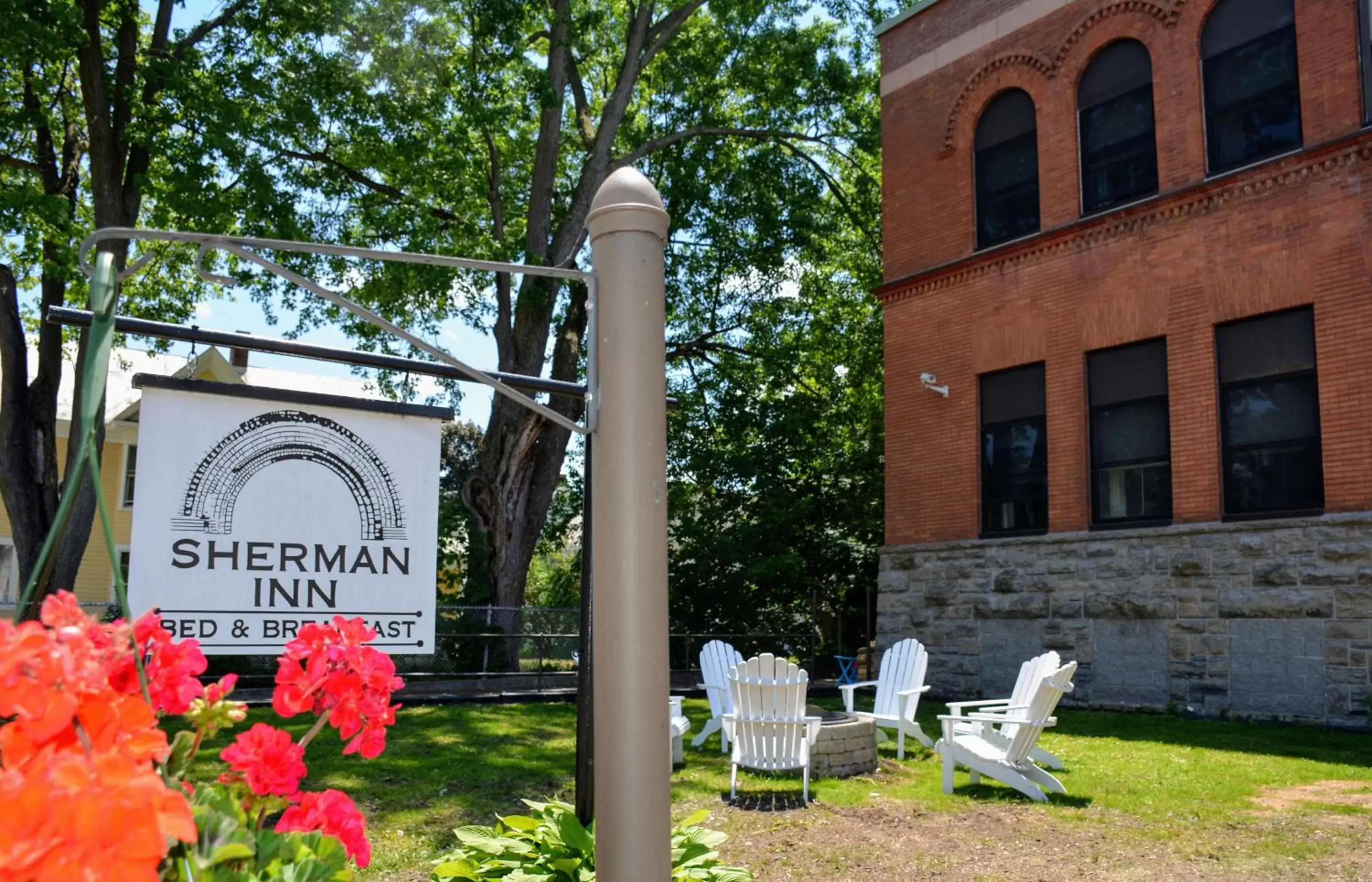 Facade/entrance in Sherman Inn