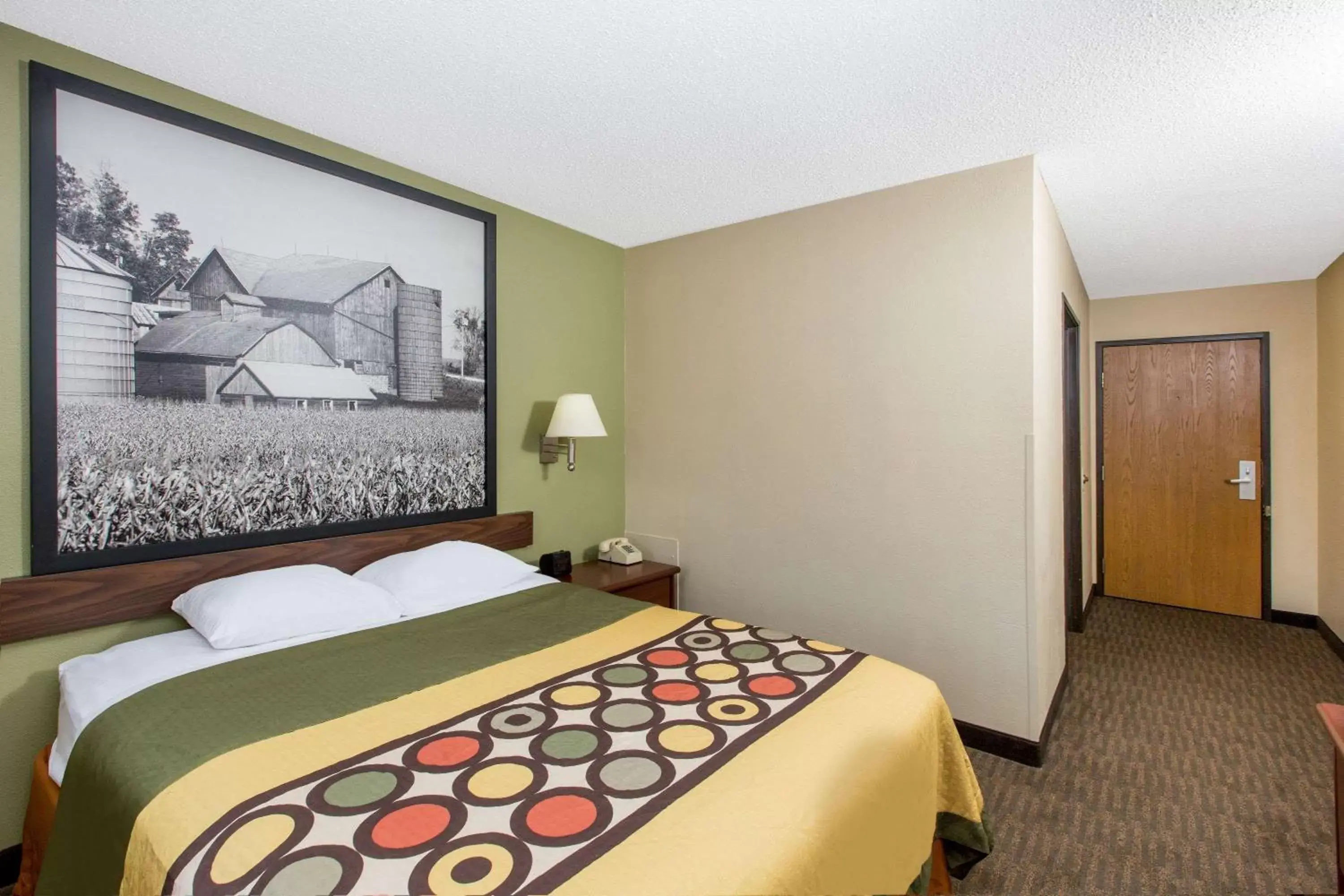 Photo of the whole room, Bed in Super 8 by Wyndham Fairmont