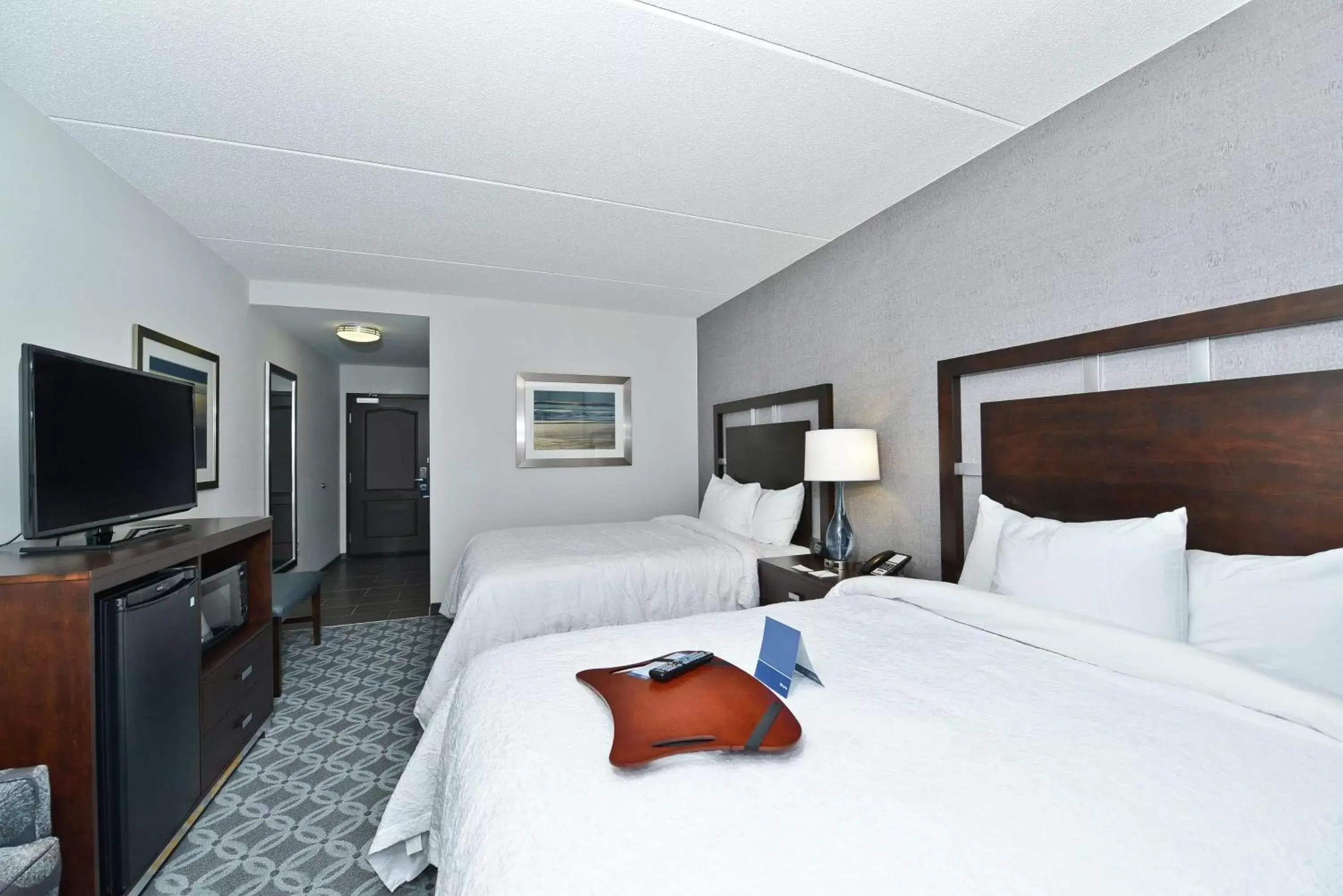 Photo of the whole room, Bed in Hampton Inn & Suites Greensboro/Coliseum Area