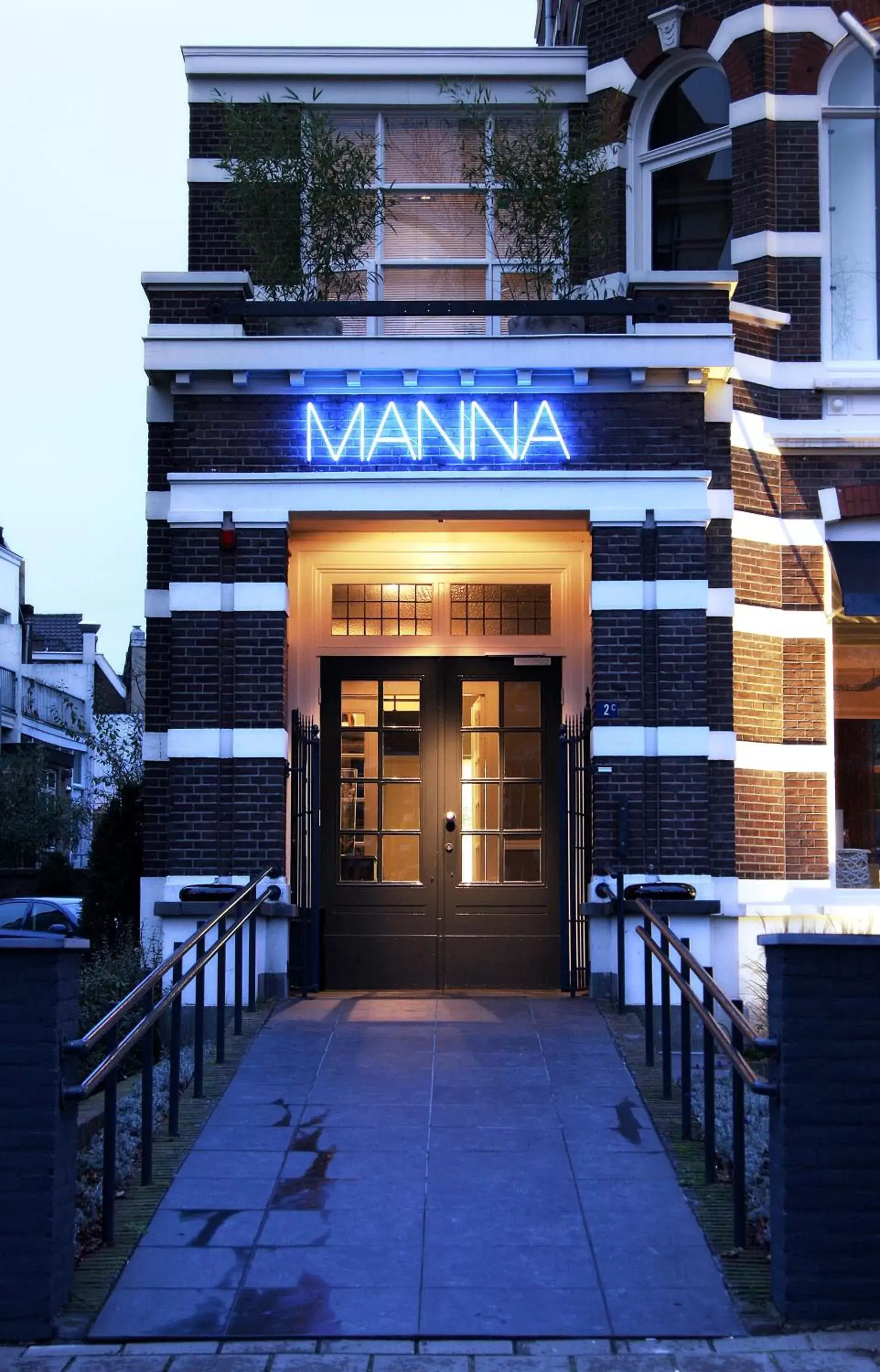 Facade/entrance in Manna