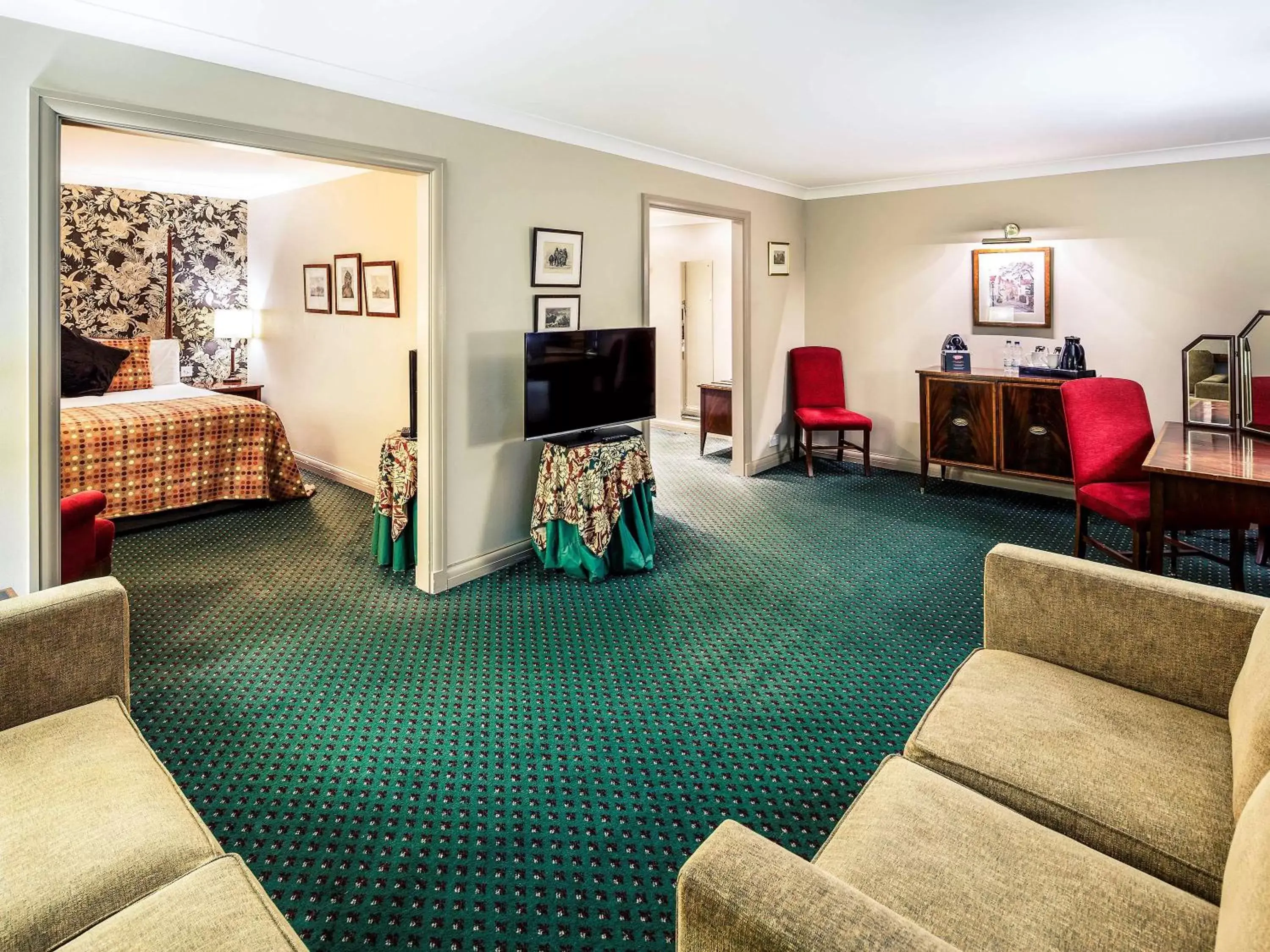 Photo of the whole room, Seating Area in Mercure Norwich Hotel