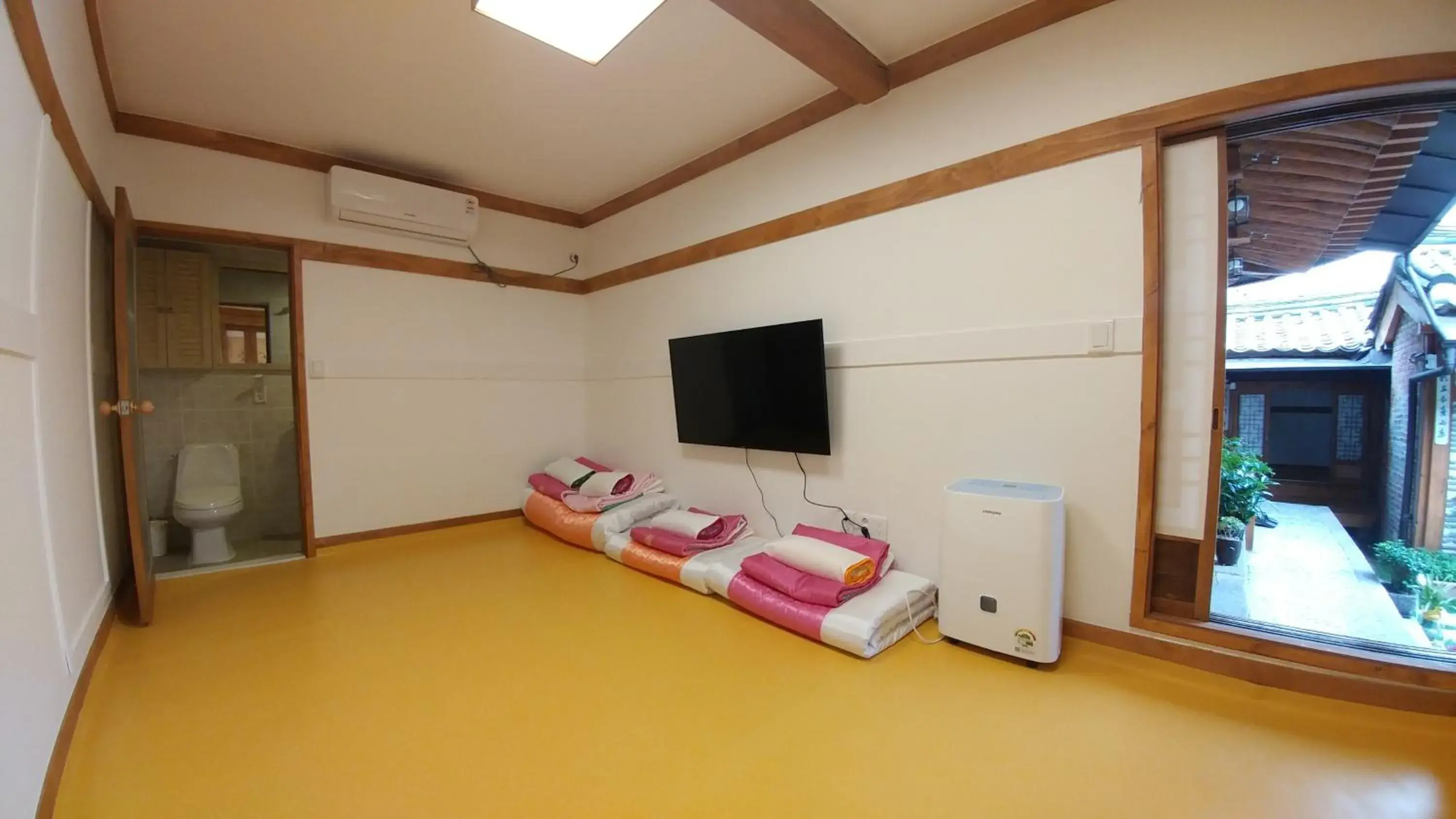 Photo of the whole room, TV/Entertainment Center in Bukchon Sosunjae Hanok Guesthouse