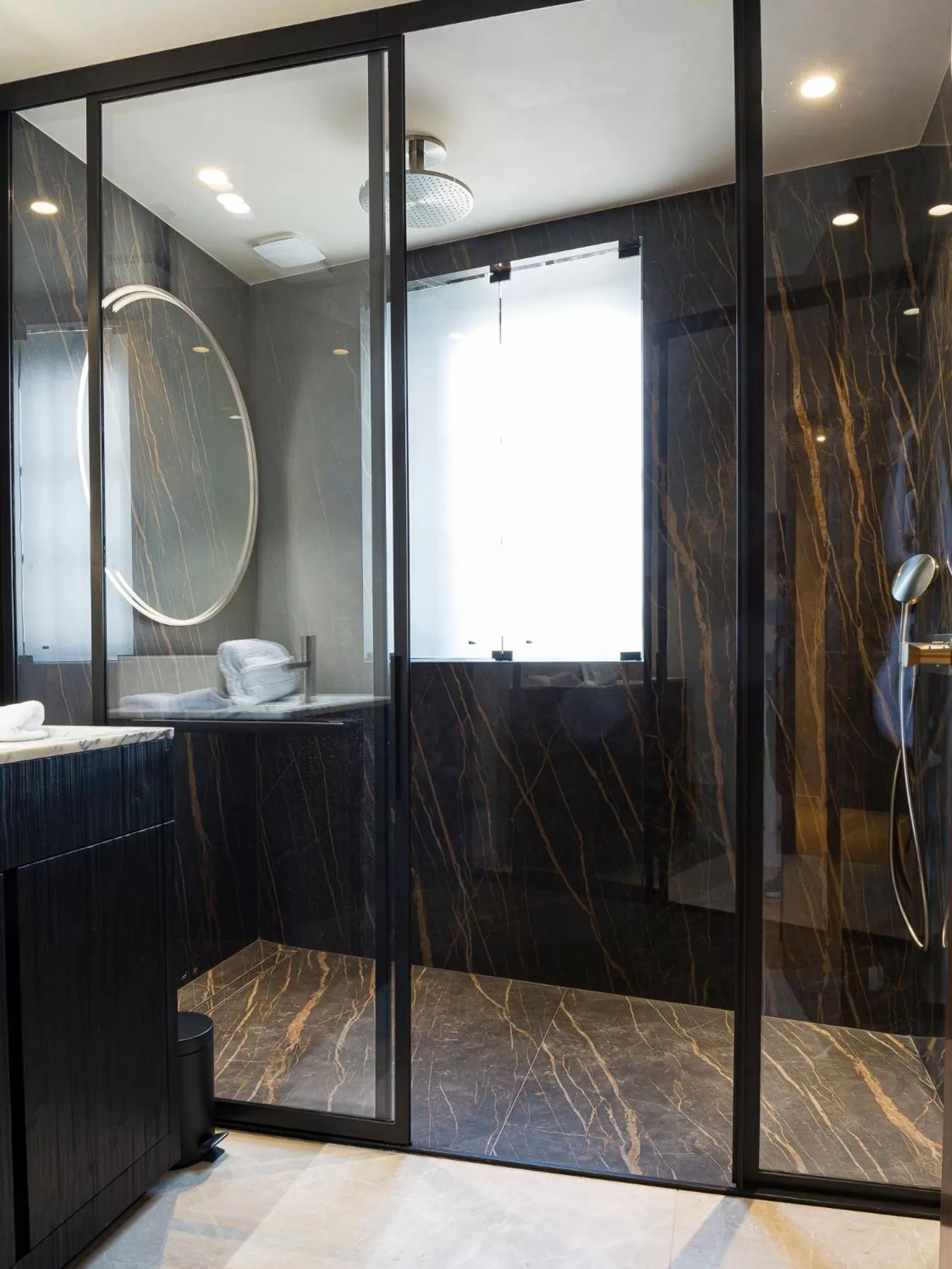 Shower in Hôtel de Pavie