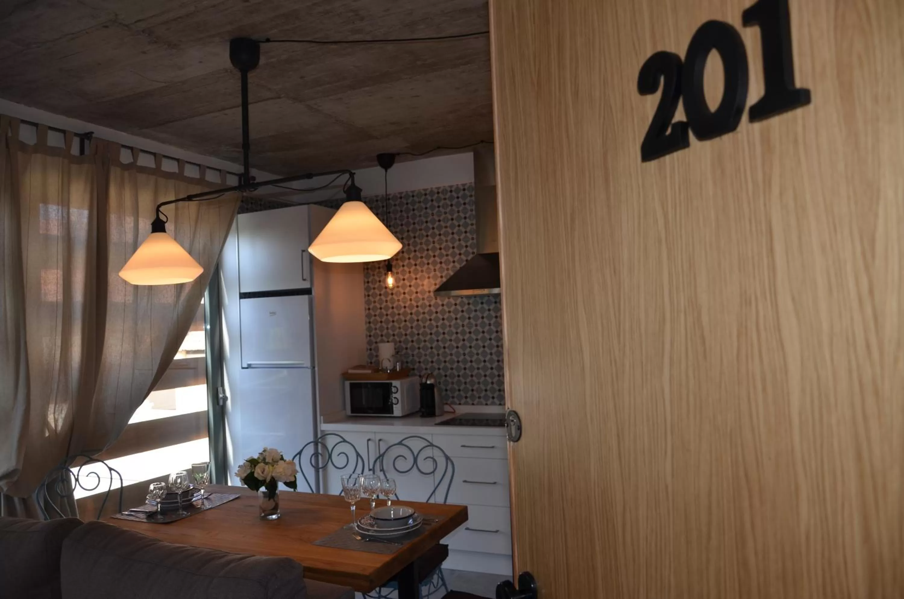 Dining area in Urban House Siurot 33