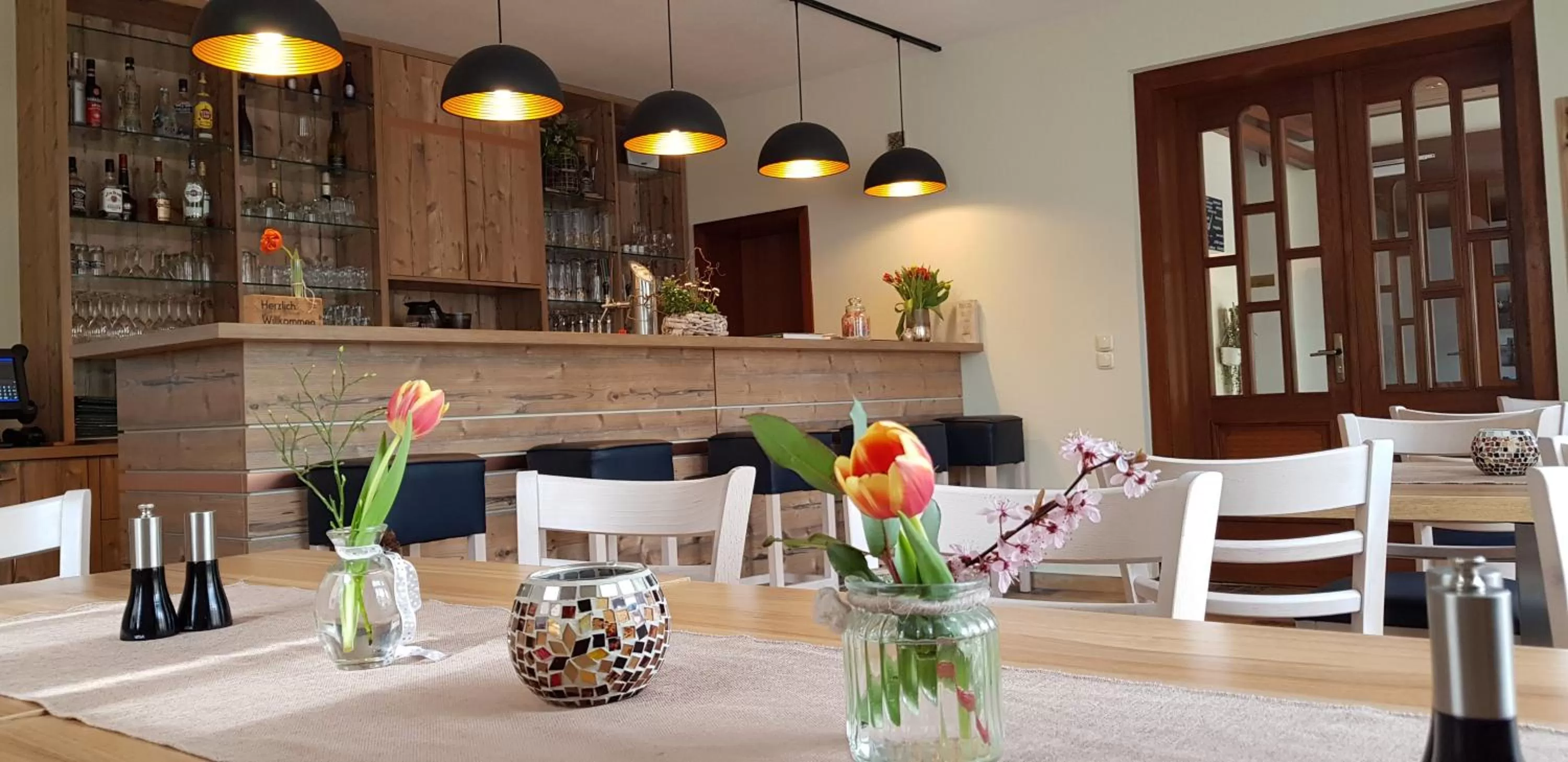 Restaurant/places to eat in Novel Hotel