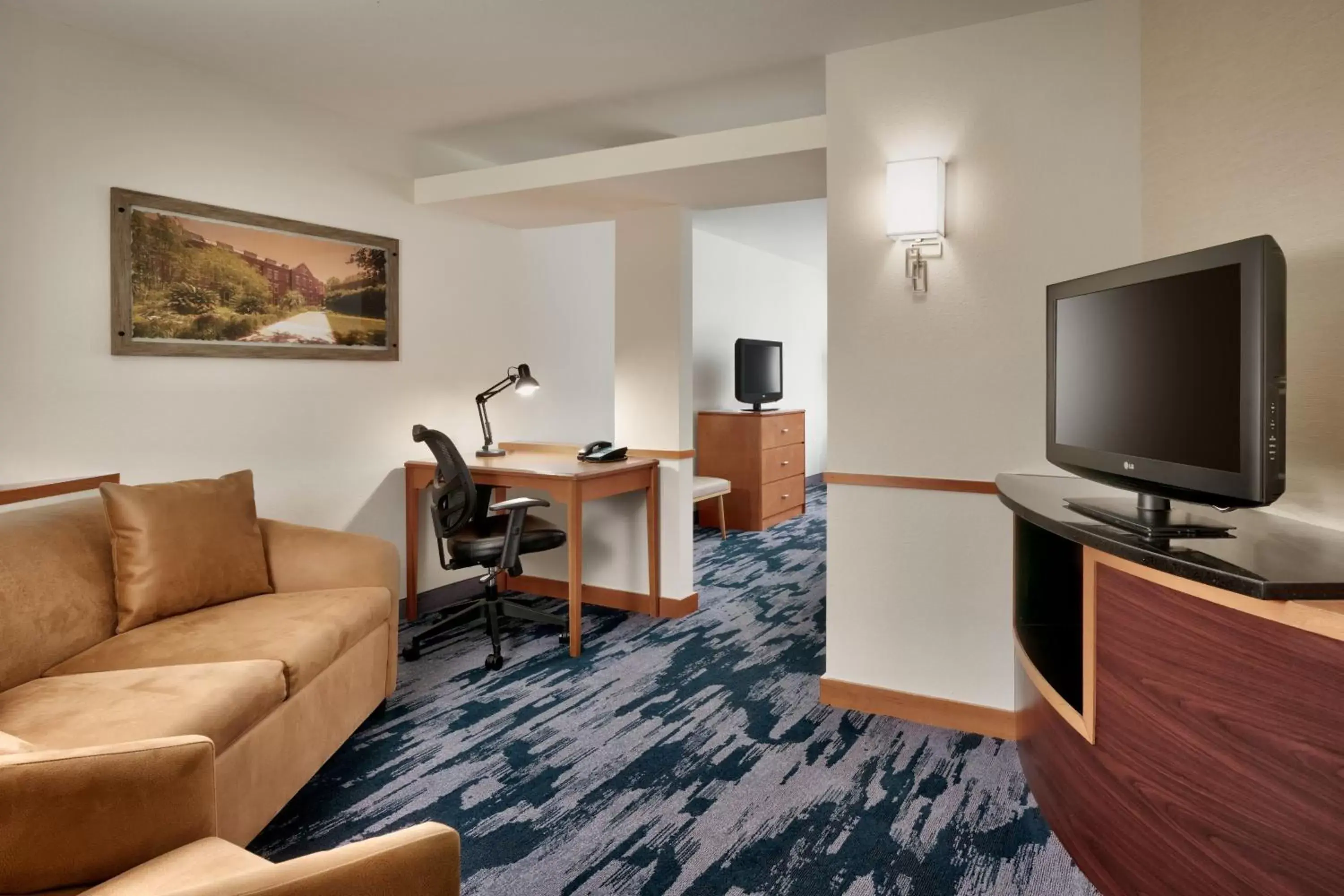 Bedroom, TV/Entertainment Center in Fairfield Inn & Suites by Marriott Tallahassee Central