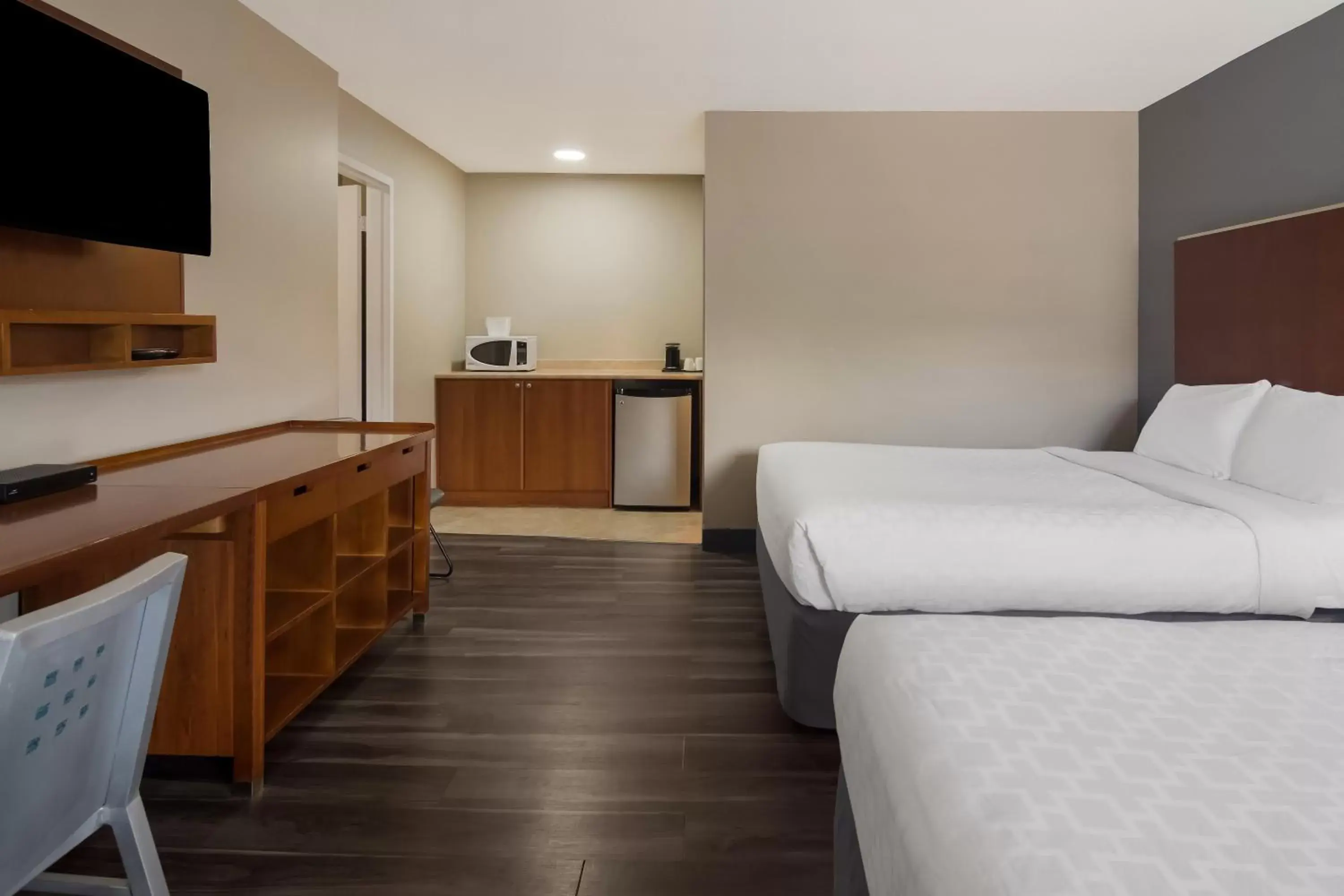 Bed in Canadas Best Value Inn & Suites Kamloops