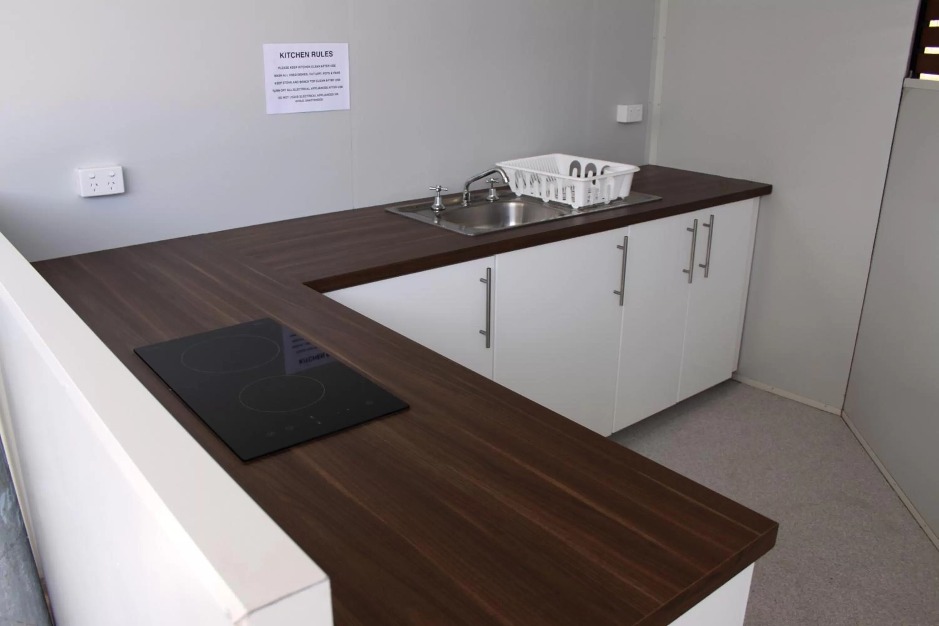 Communal kitchen in Baths Motel Moree
