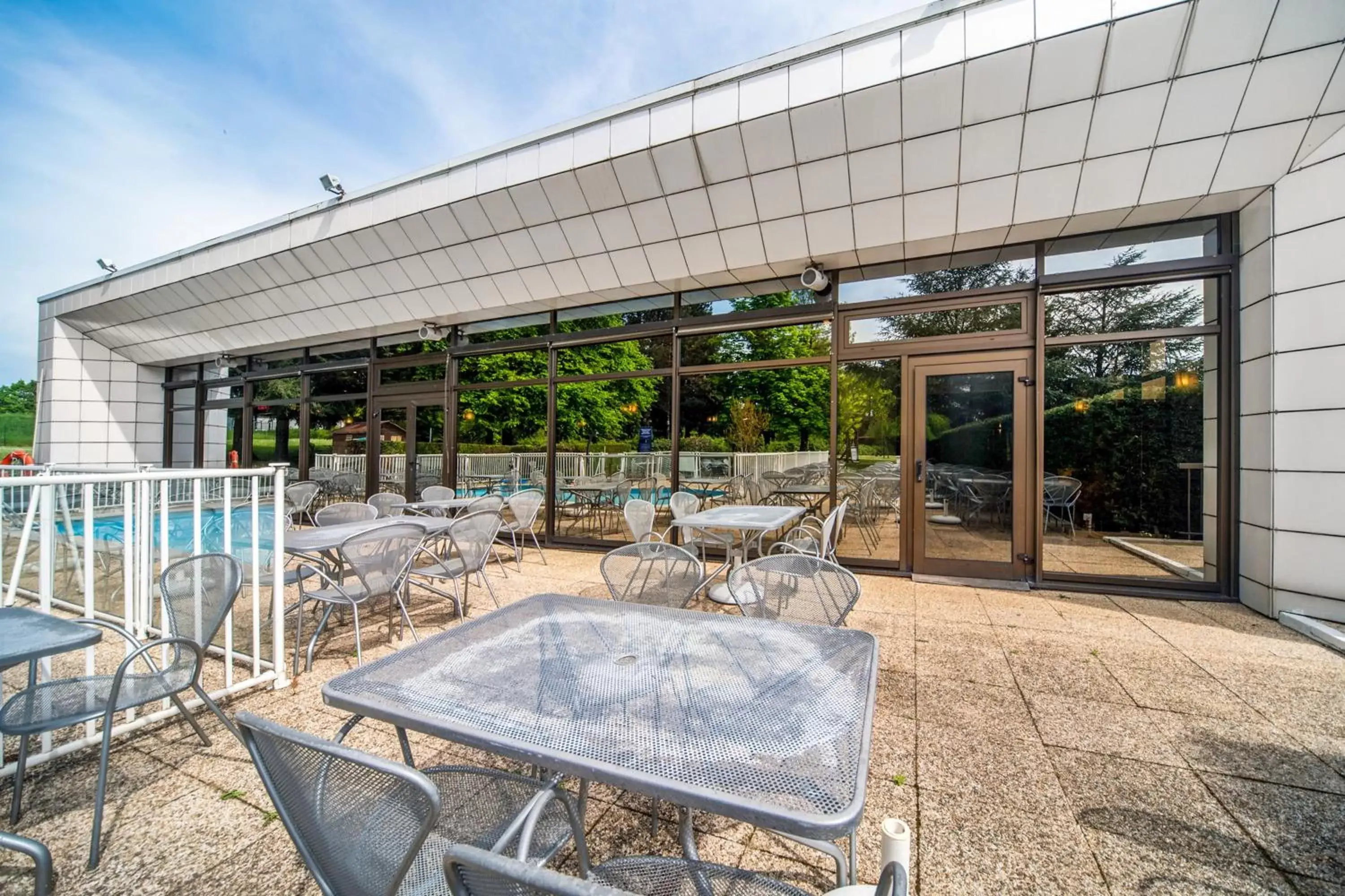 Patio in Novotel Macon Nord Autoroute du Soleil