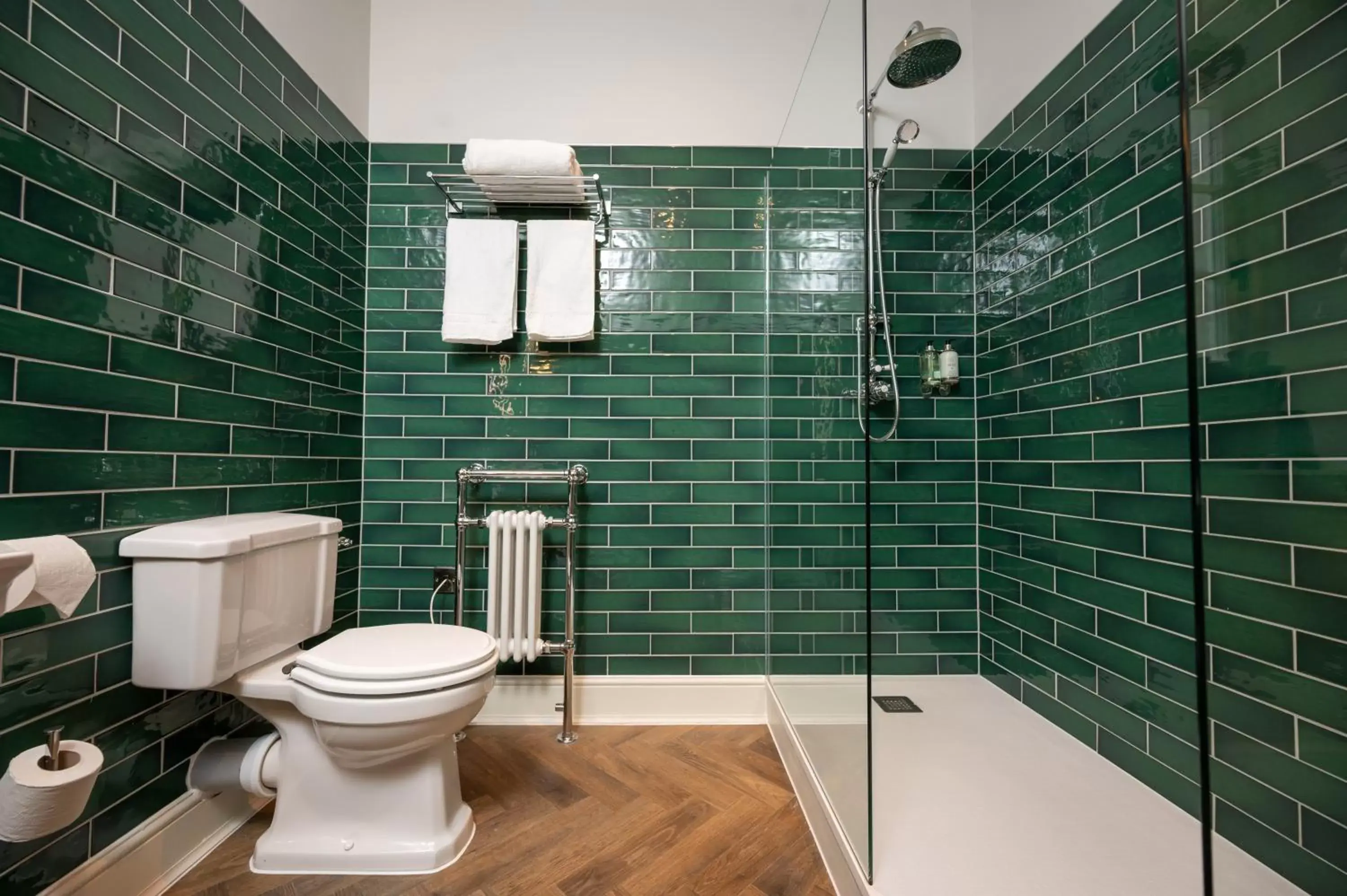 Bathroom in The Royal Inn by Chef & Brewer Collection