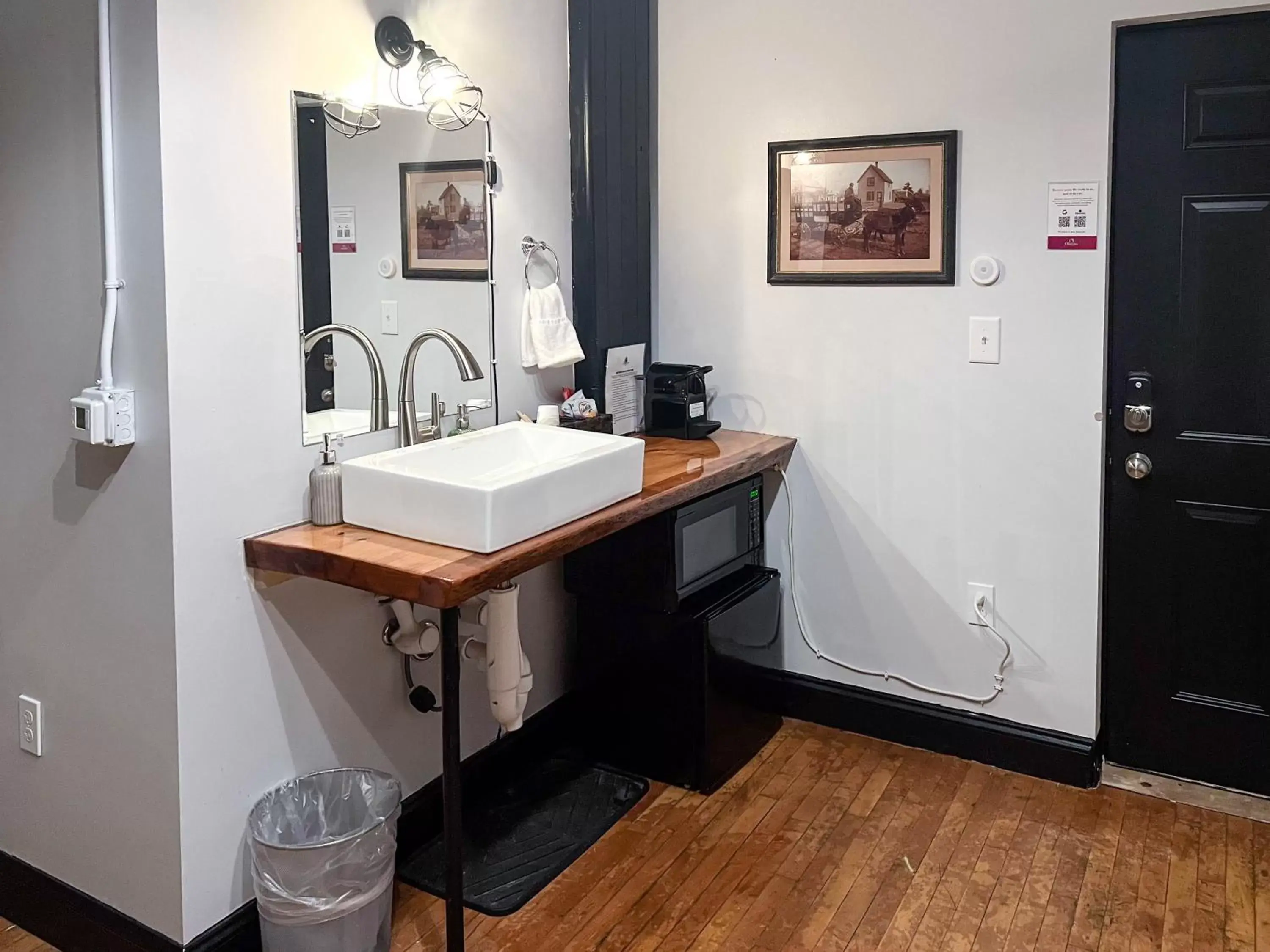 minibar, Bathroom in The Oliver Inn
