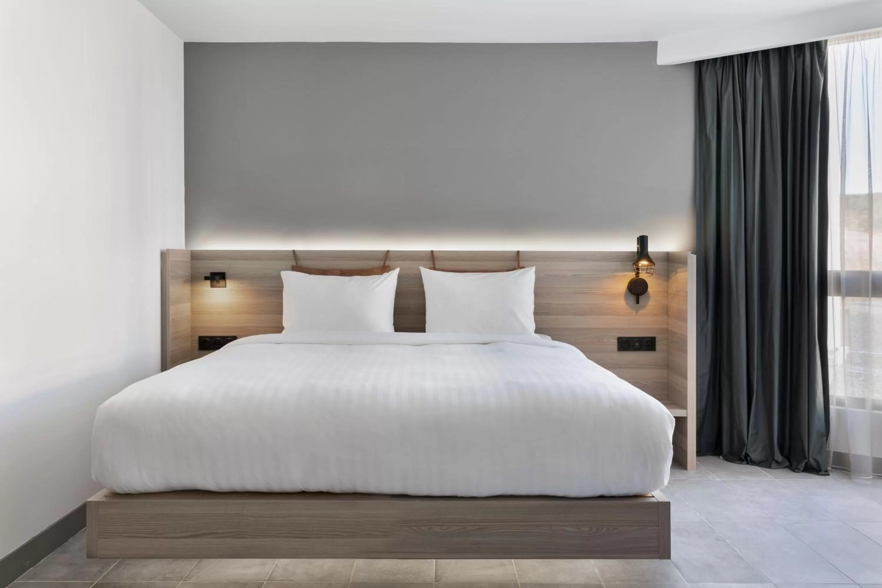 Photo of the whole room, Bed in Moxy La Ciotat