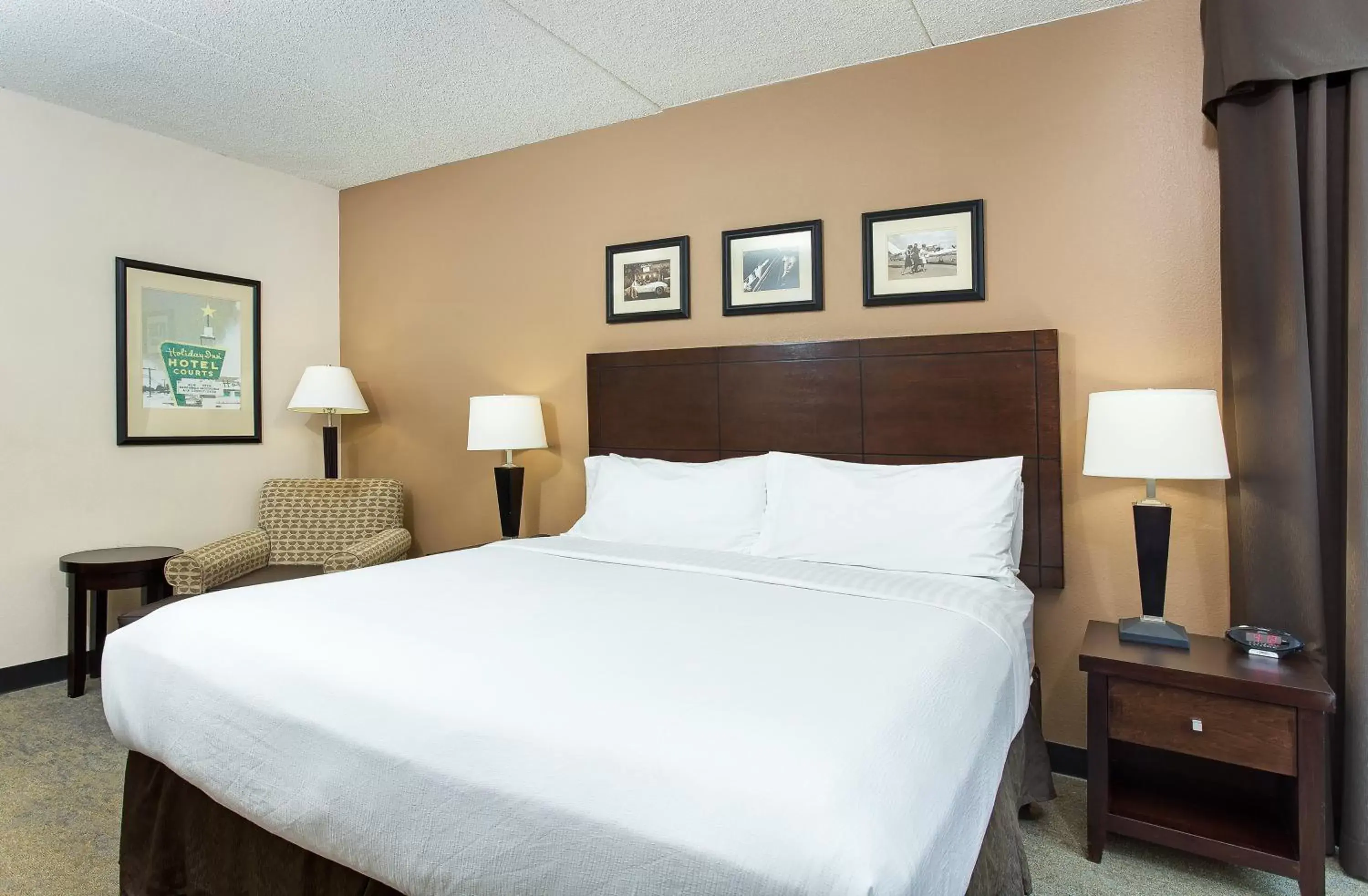 Photo of the whole room, Bed in Holiday Inn Louisville Airport - Fair/Expo, an IHG Hotel