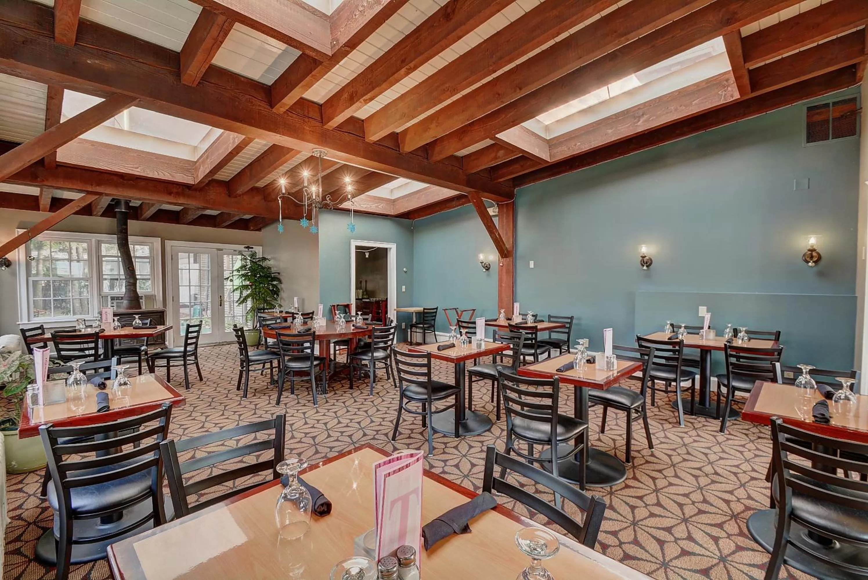 Restaurant/places to eat in Colonial Motel and Spa