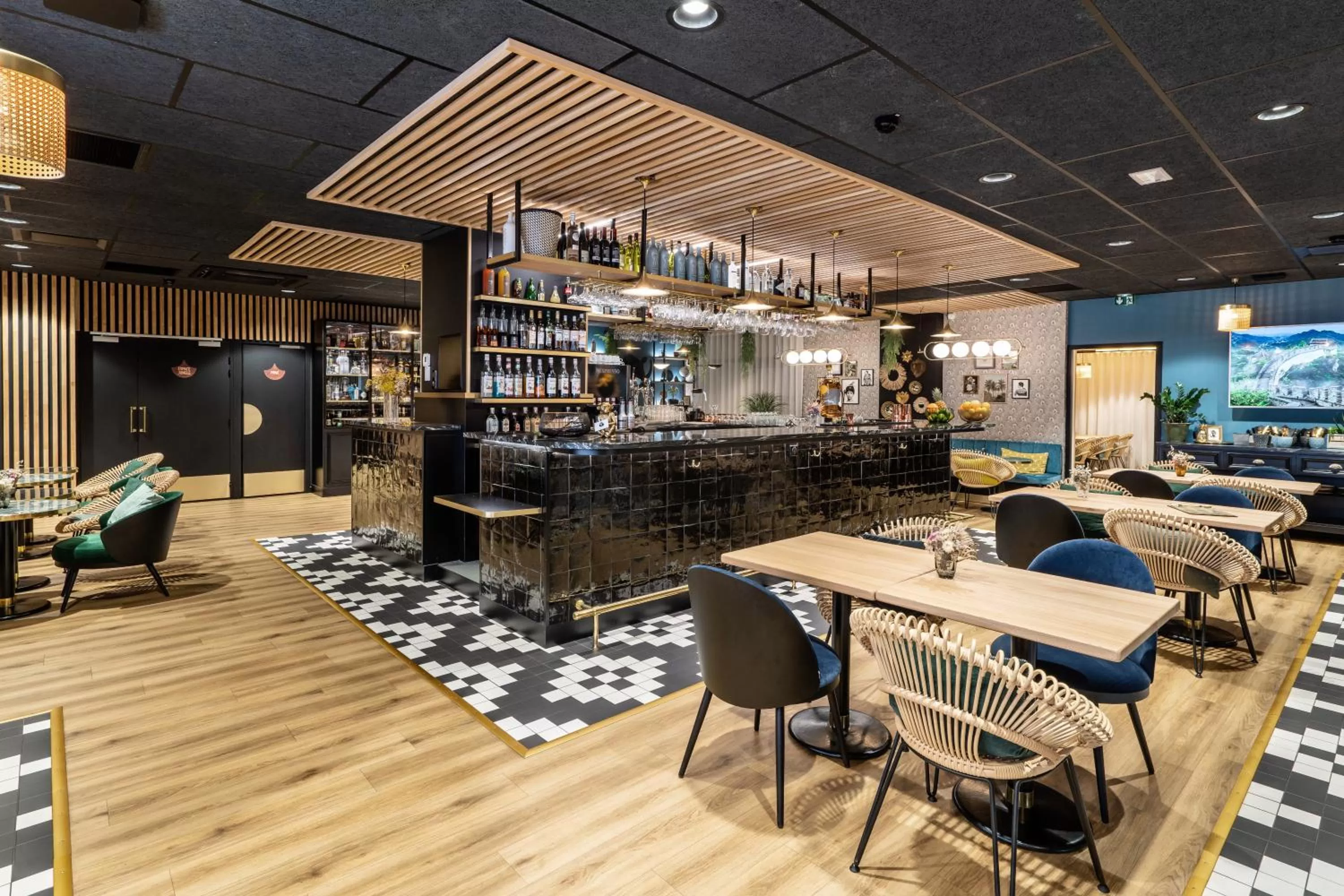 Restaurant/places to eat in Mercure La Roche Sur Yon