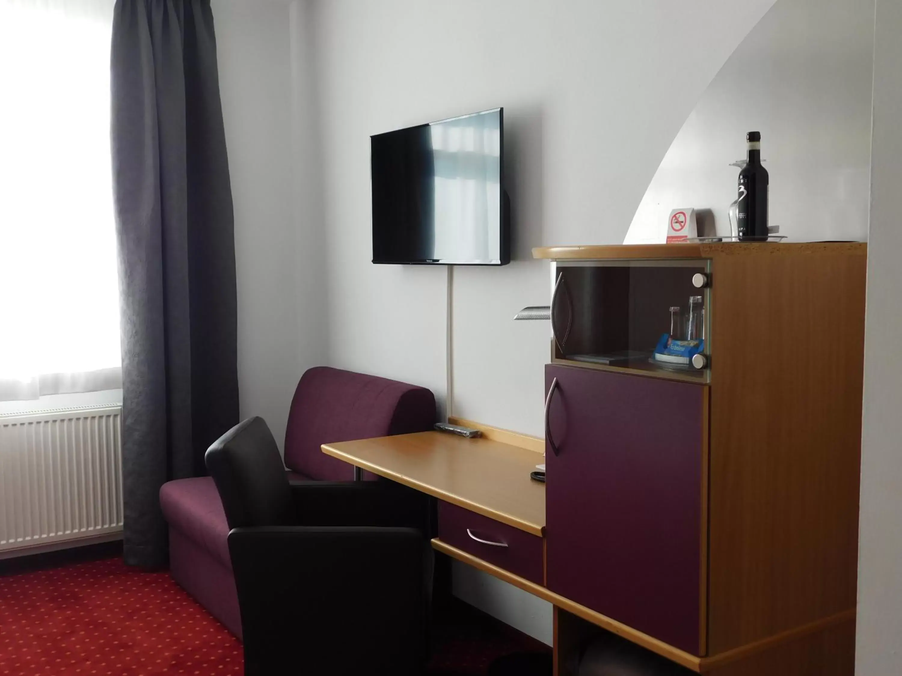 Photo of the whole room, TV/Entertainment Center in Hotel KonradP Holzkirchen