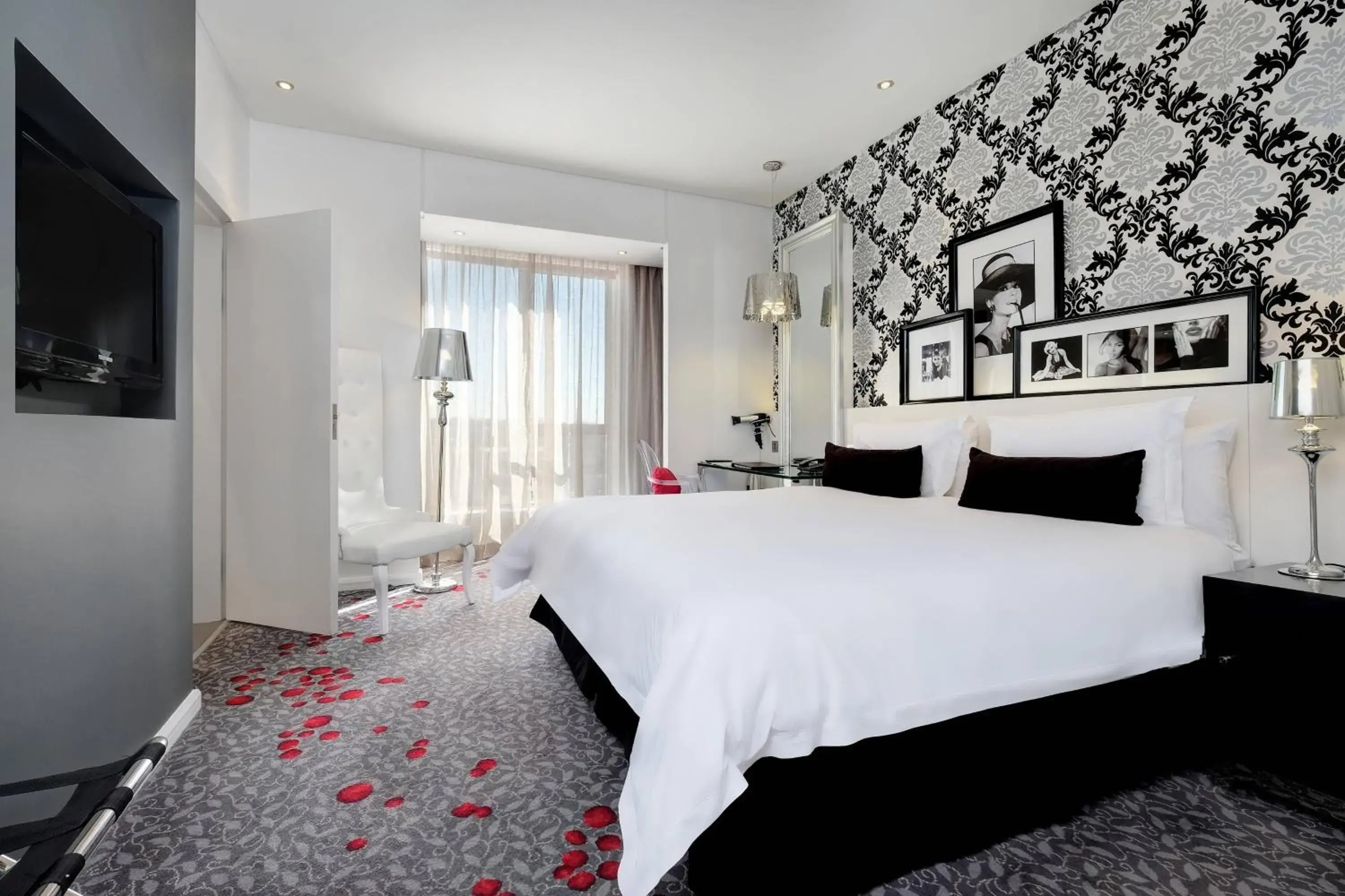 Photo of the whole room, Bed in Protea Hotel by Marriott Fire & Ice Johannesburg Melrose Arch