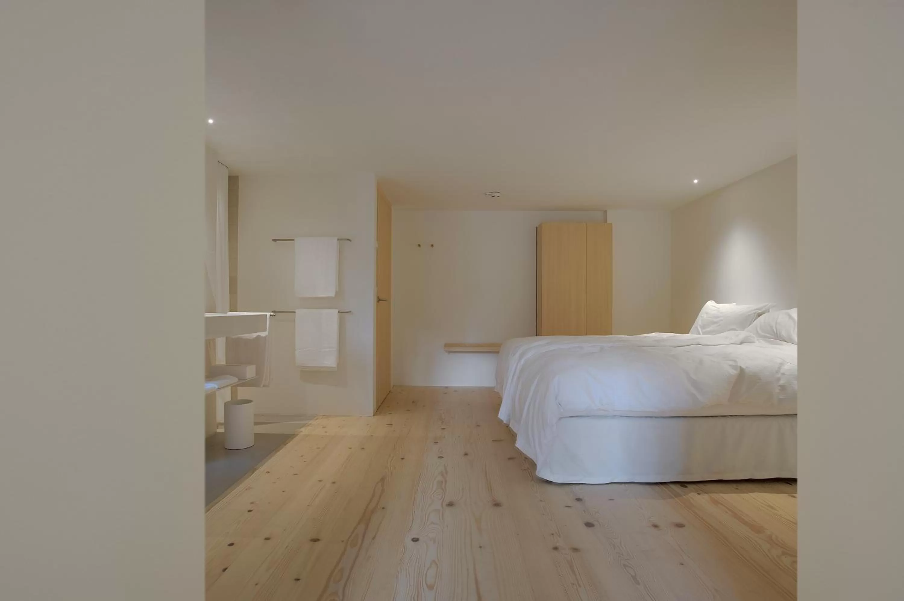 Photo of the whole room, Bed in BAR10ZIMMER