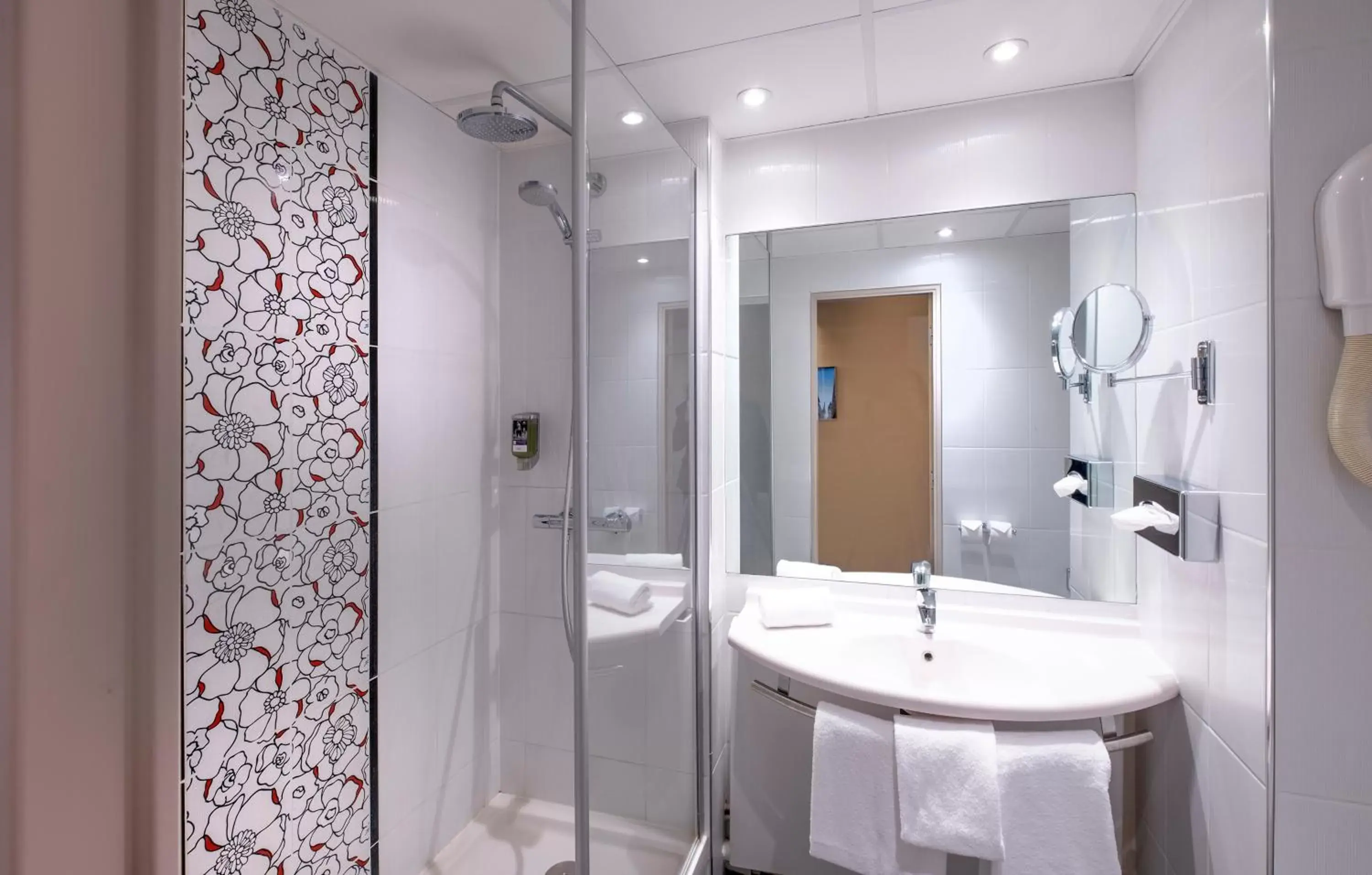 Bathroom in Mercure Rouen Centre Champ de Mars