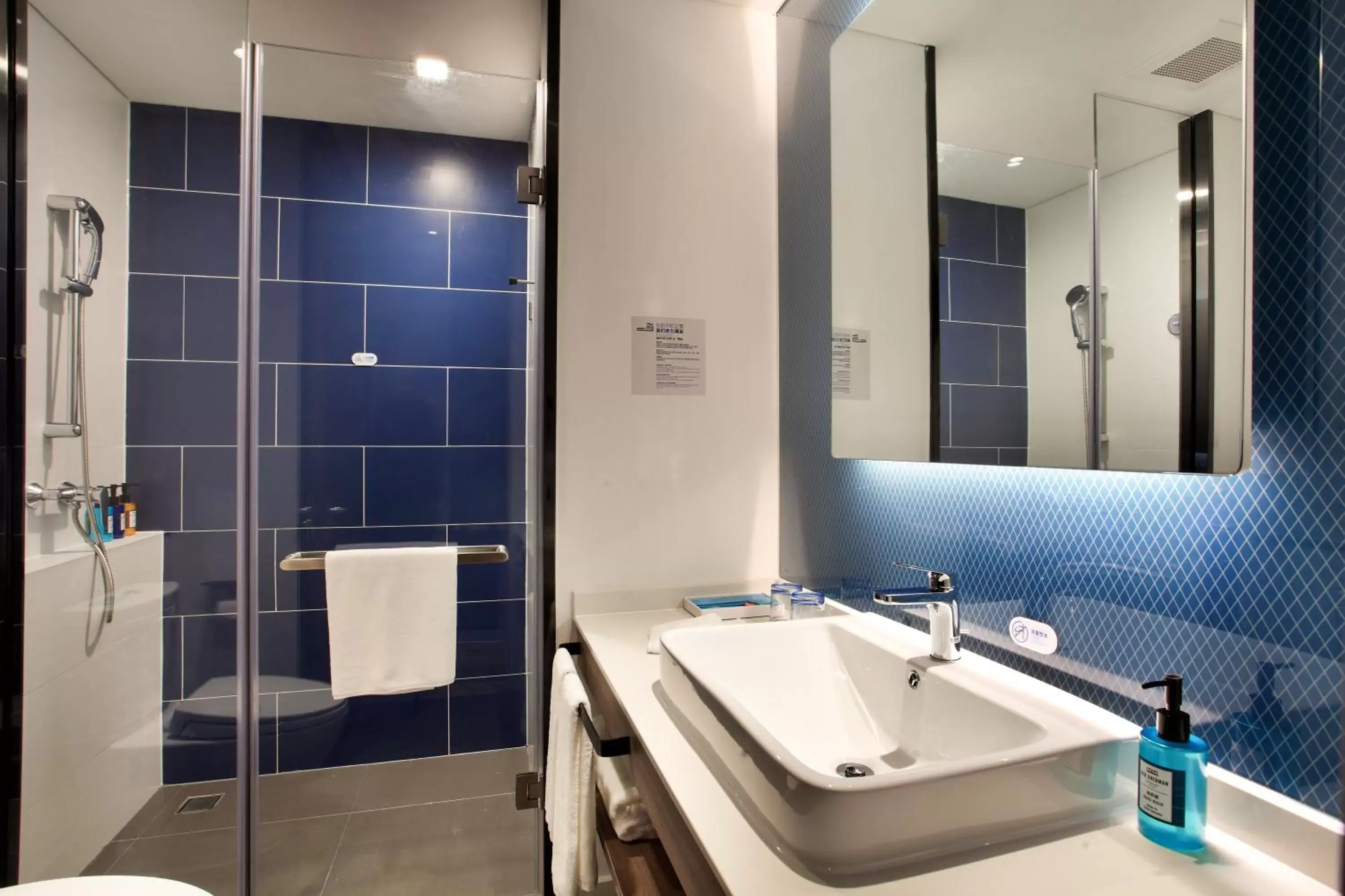 Standard Room with Two Single Beds in Holiday Inn Express Guilin City Center by IHG Standard Room with Two Single Beds in Holiday Inn Express Guilin City Center by IHG