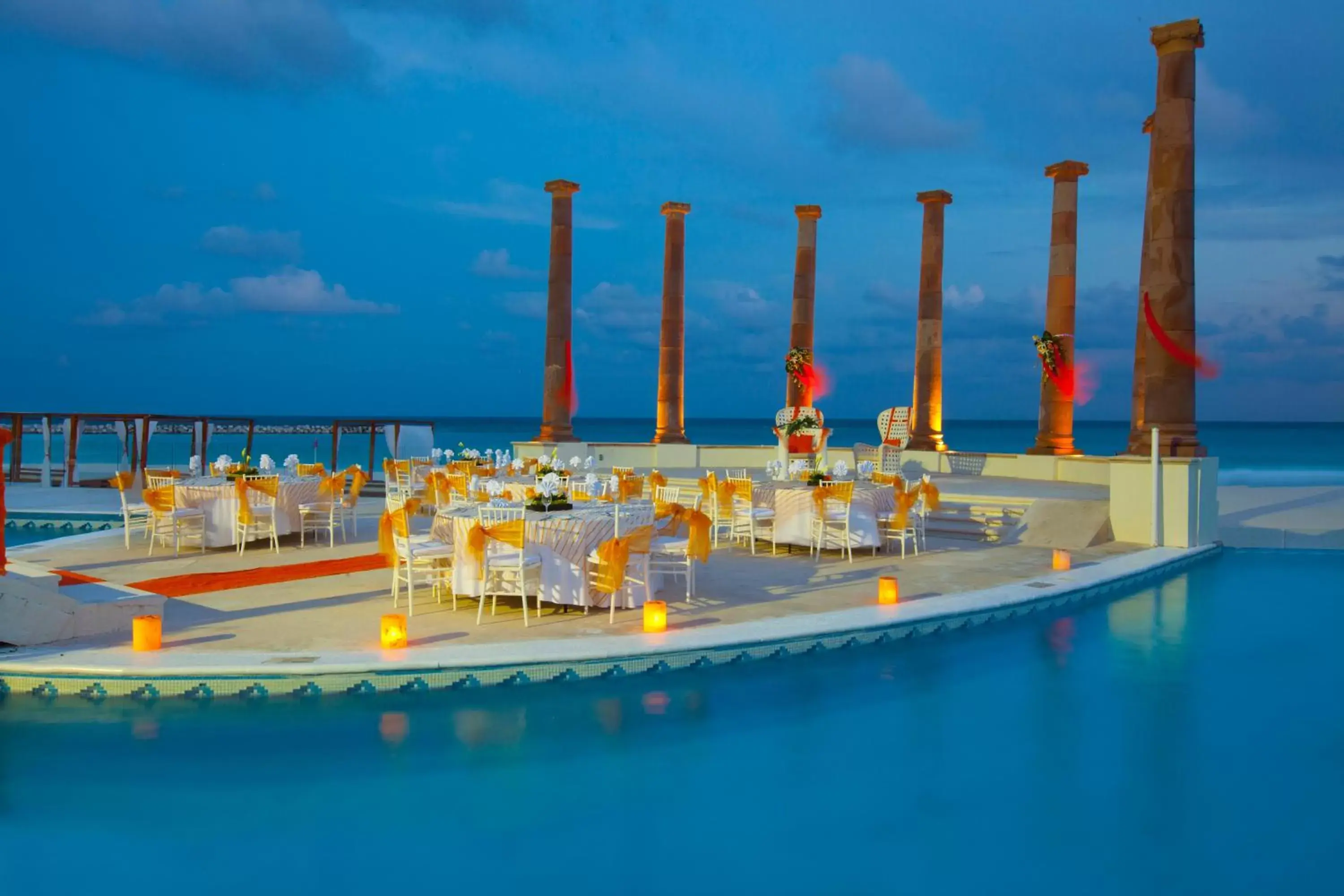 Restaurant/places to eat, Swimming Pool in Krystal Cancun