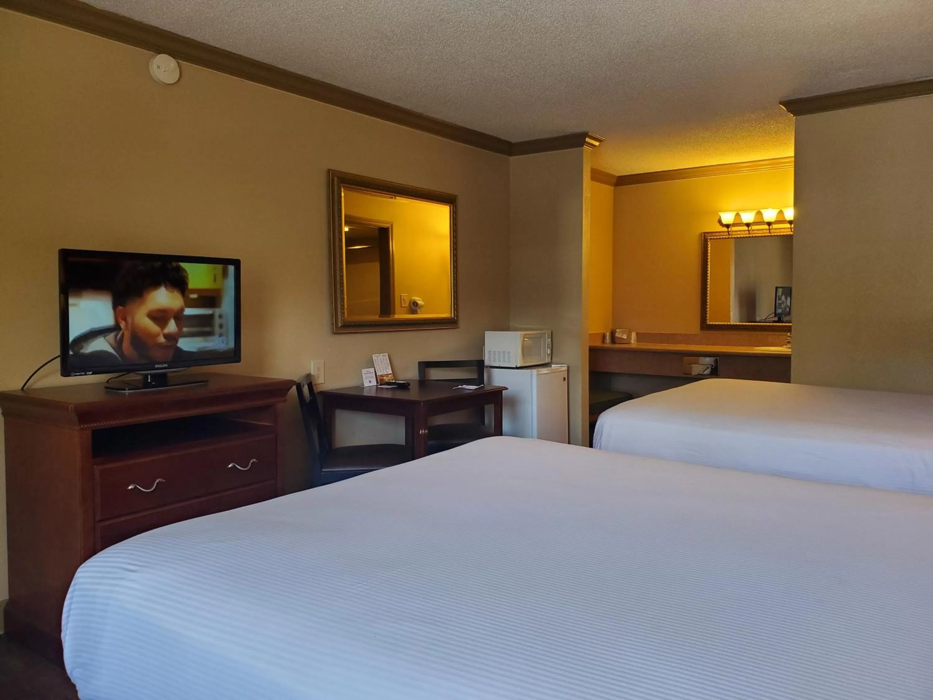 Communal lounge/ TV room, Bed in Colonial House Motel