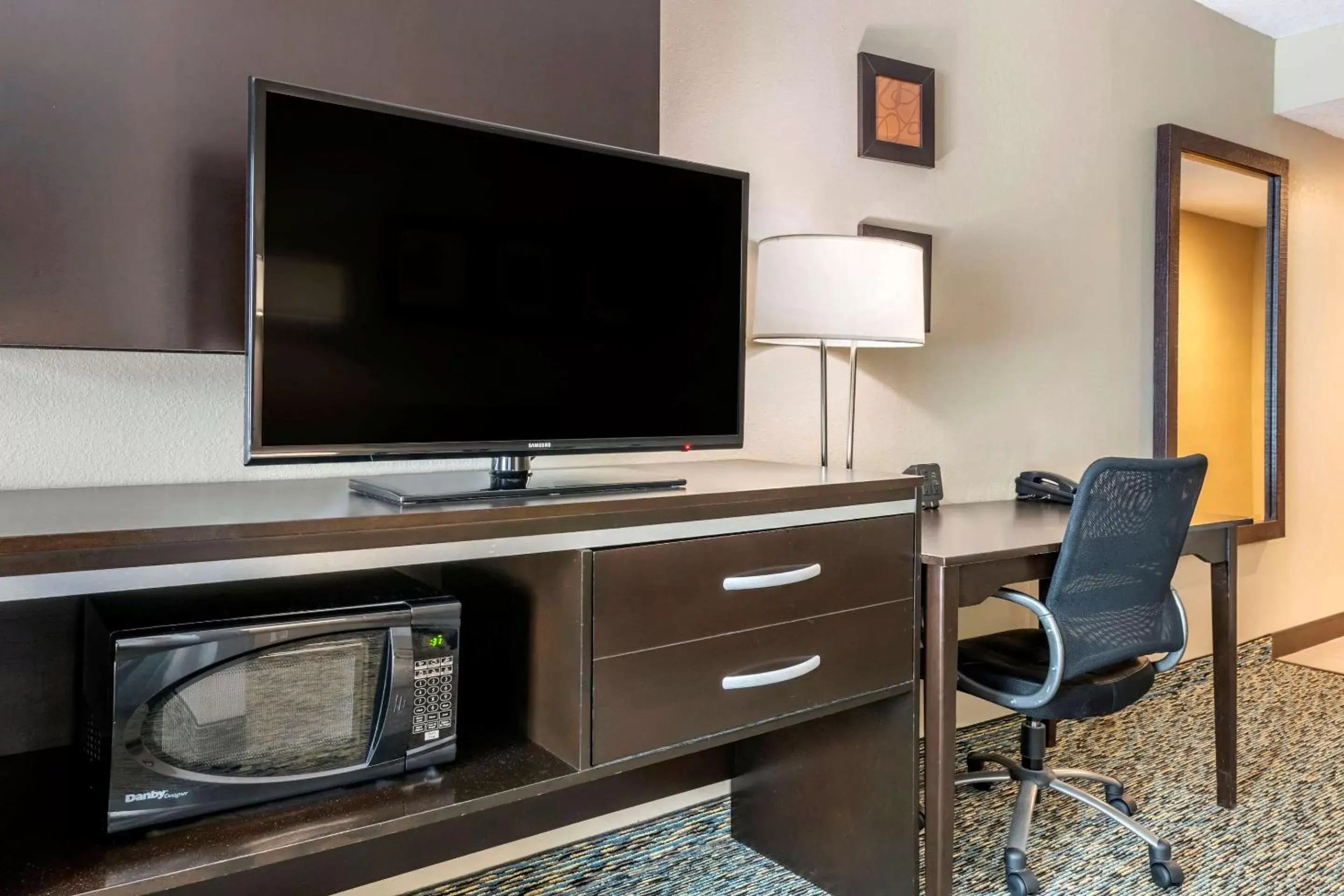 Photo of the whole room, TV/Entertainment Center in Comfort Suites Fort Lauderdale Airport South & Cruise Port