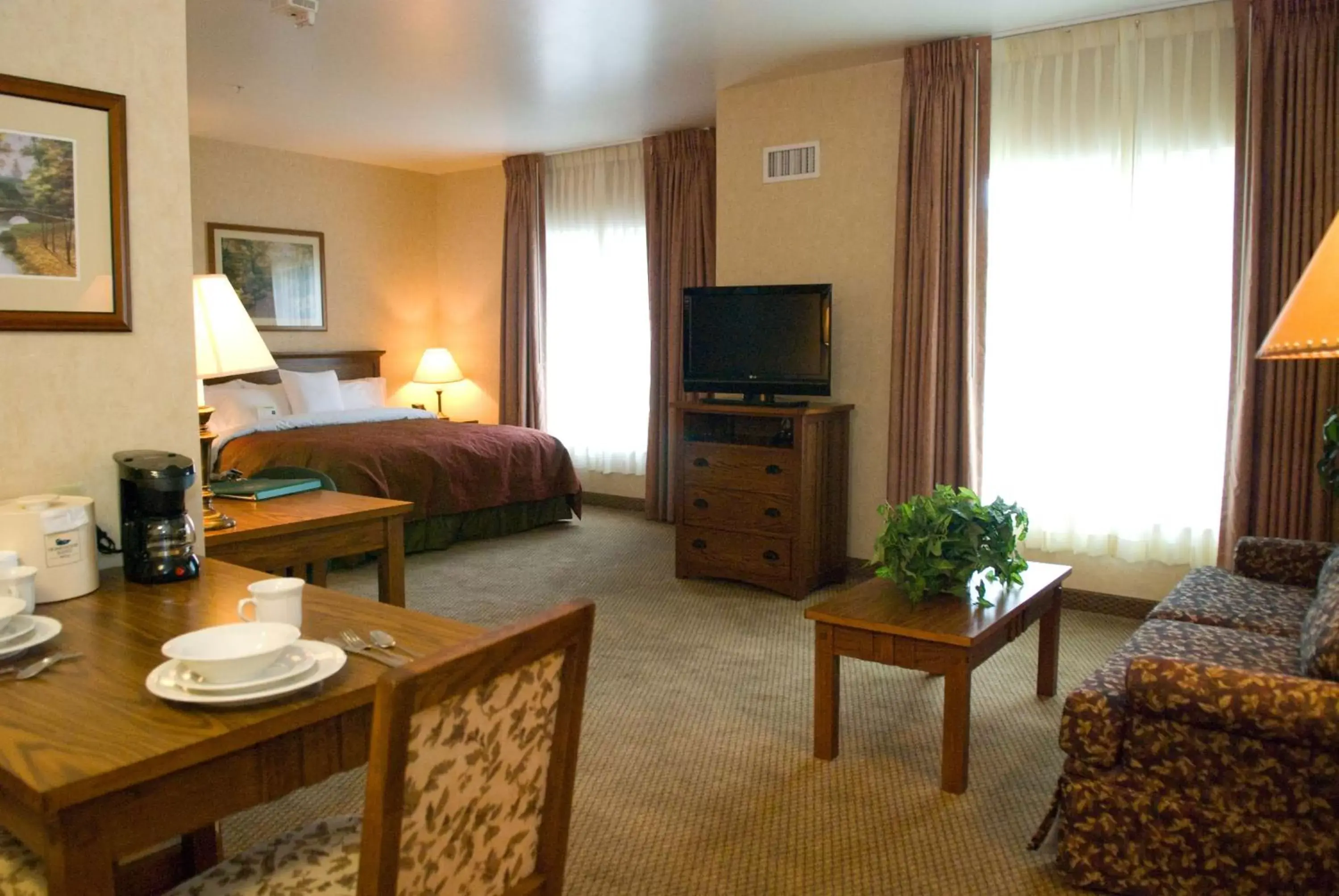 Living room, TV/Entertainment Center in Homewood Suites Bakersfield