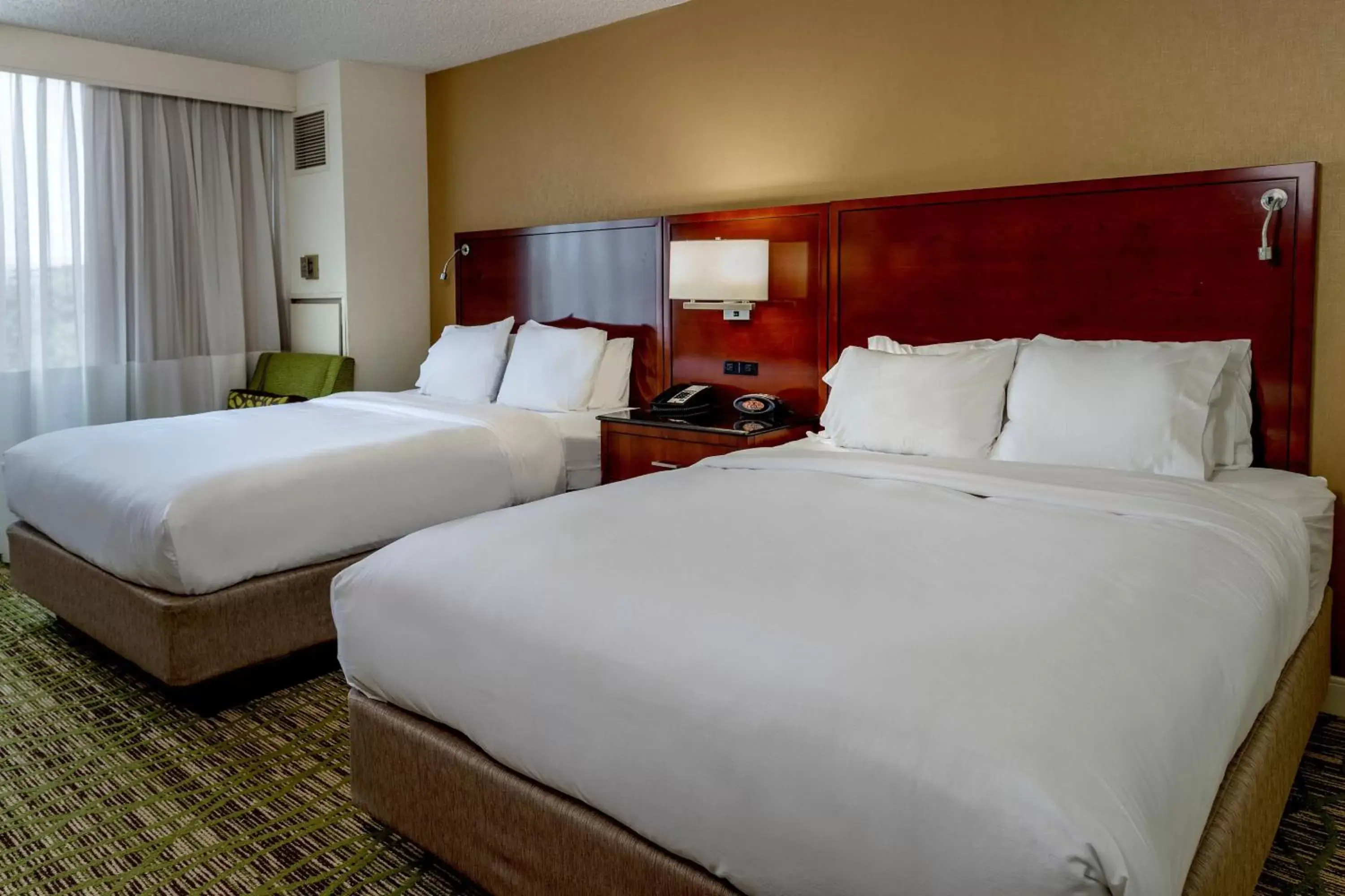 Photo of the whole room, Bed in Marriott St. Louis West