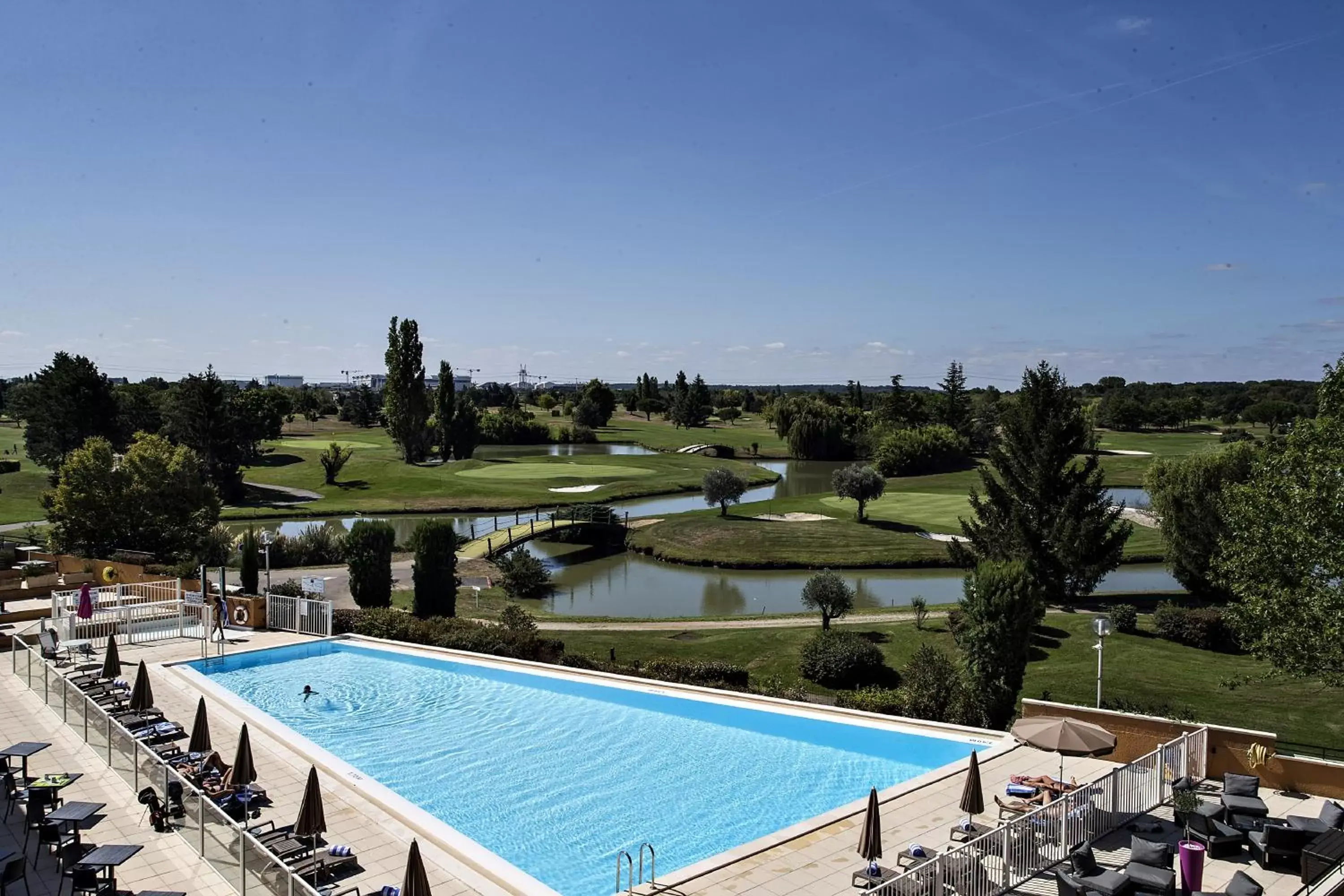 Patio, Pool View in Mercure Toulouse Aéroport Golf de Seilh