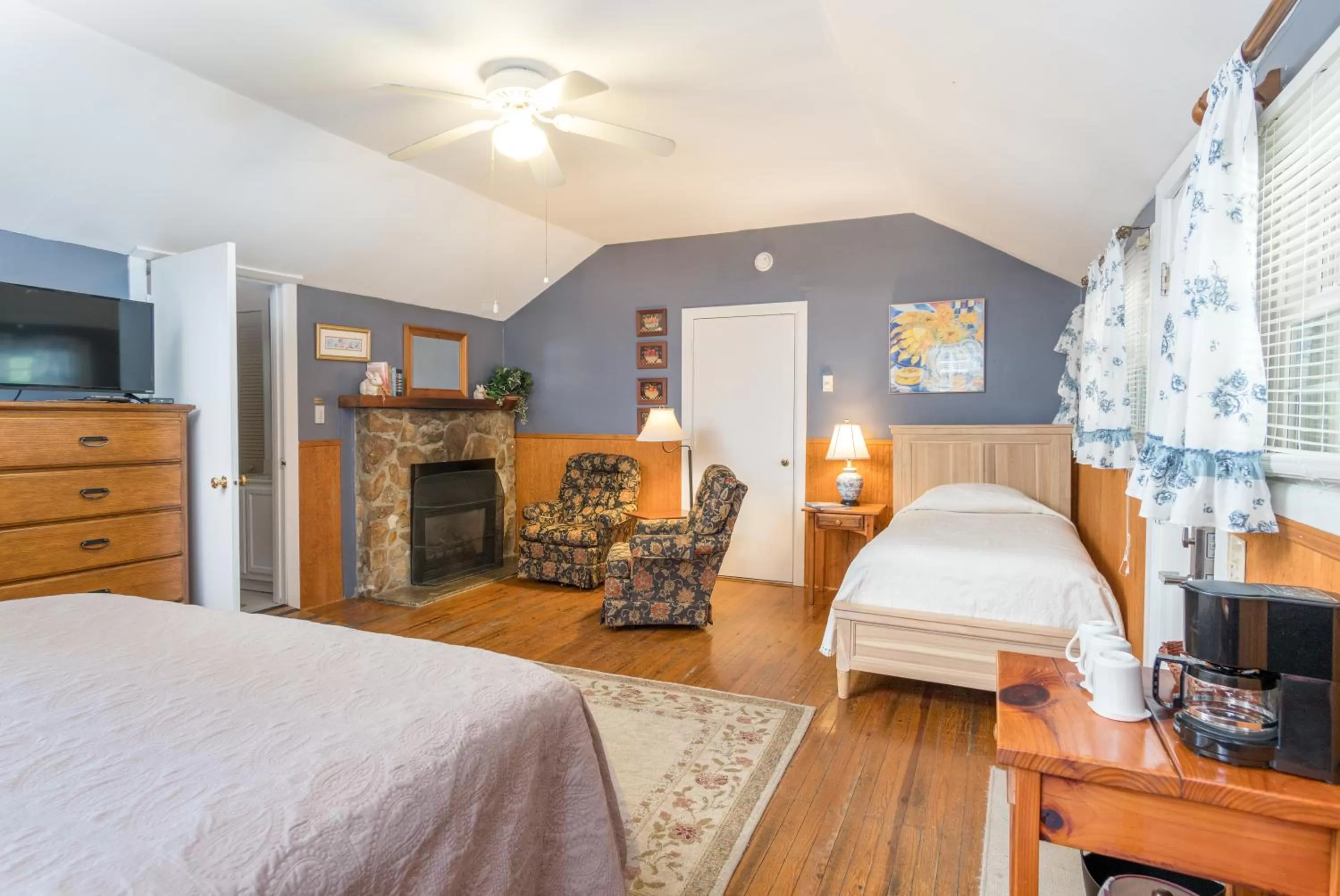 Other, Bed in Highland Lake Inn & Resort - Flat Rock