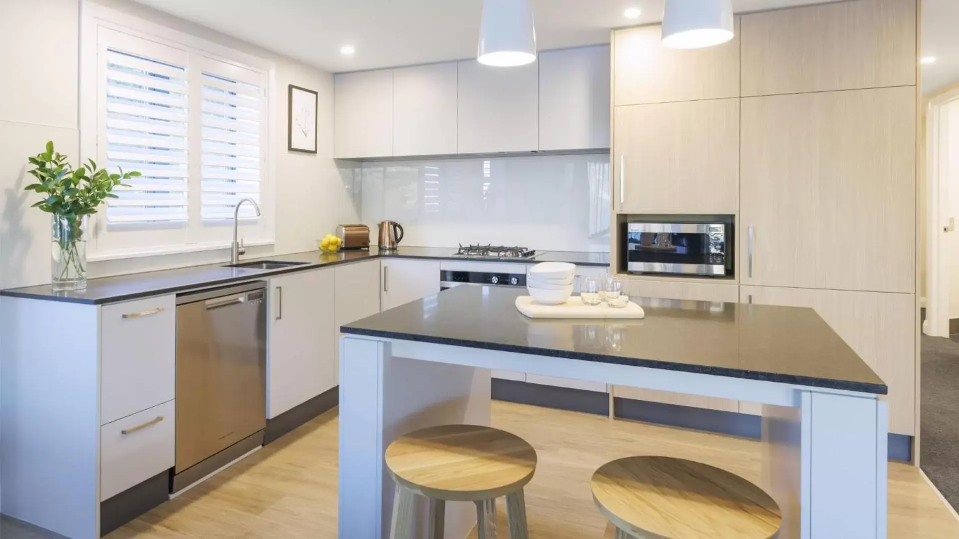 kitchen, Kitchen/Kitchenette in Oaks Queenstown Shores Resort