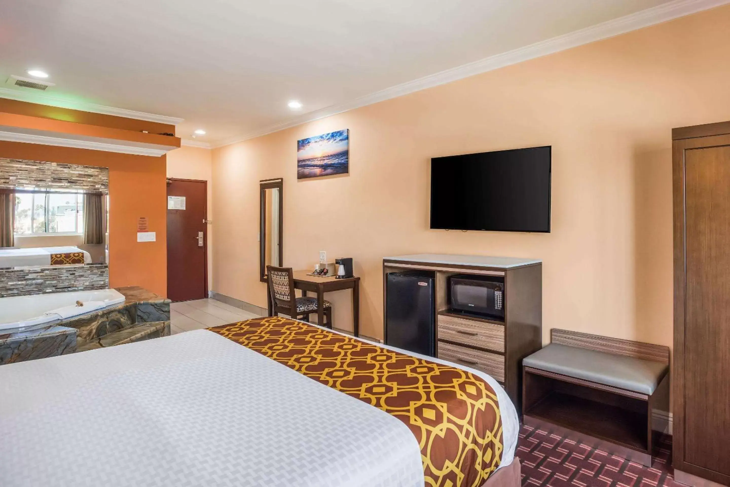 Photo of the whole room, TV/Entertainment Center in Rodeway Inn & Suites - Pasadena
