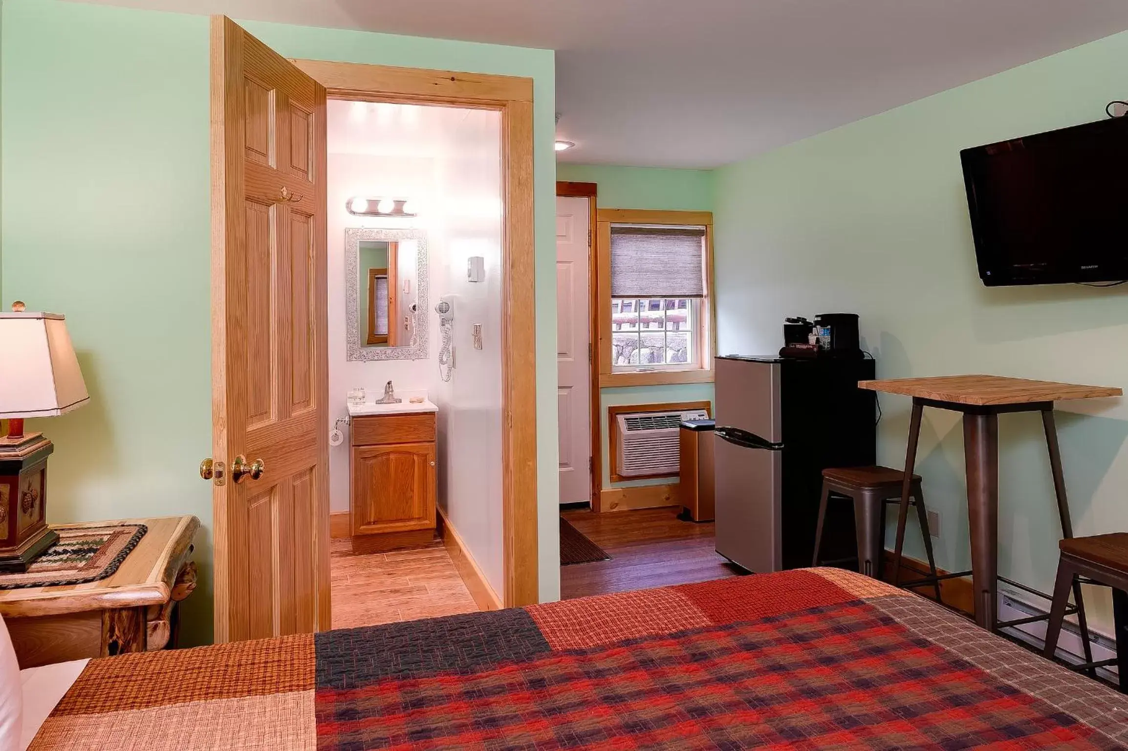 Bathroom, TV/Entertainment Center in Cobble Mountain Lodge