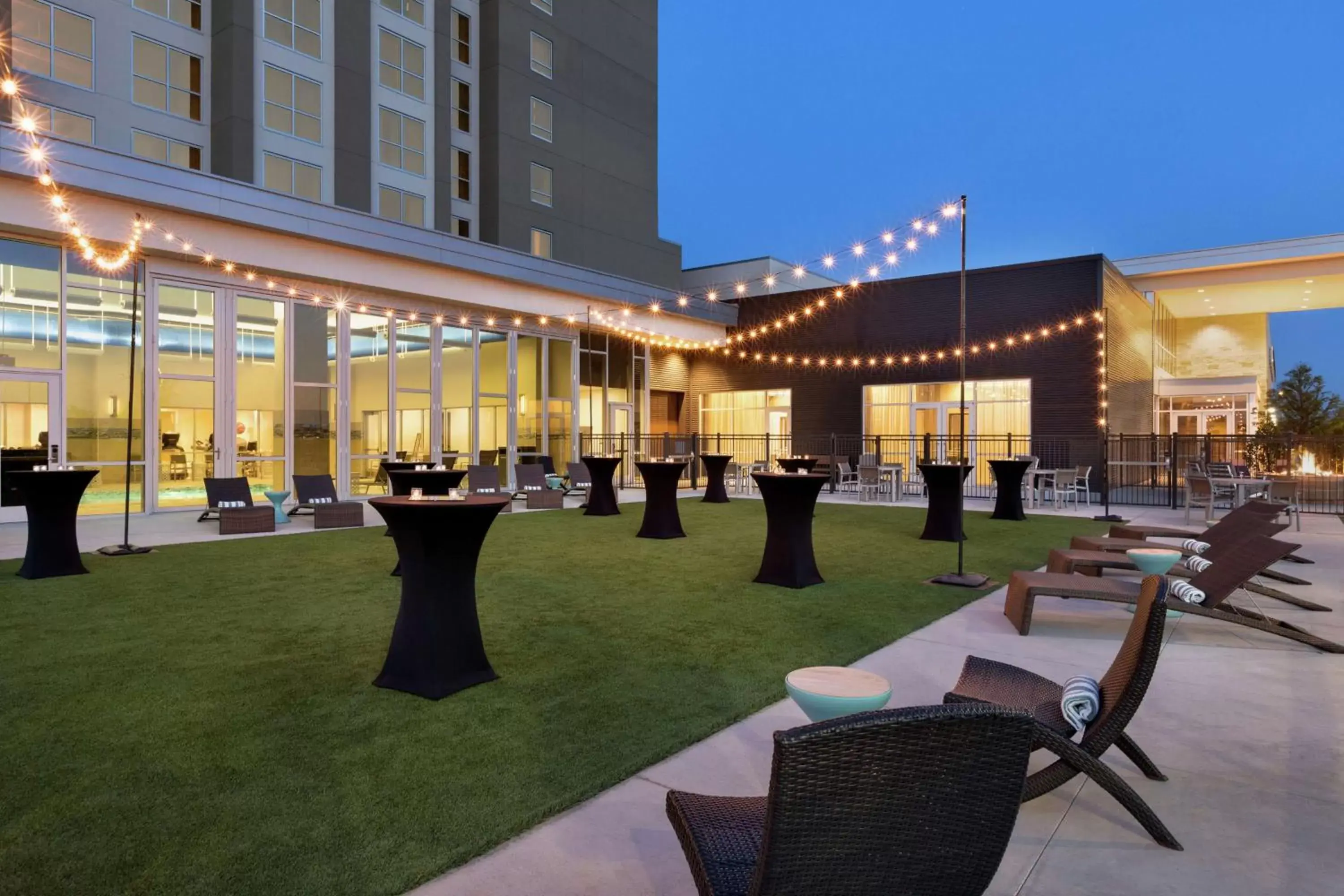 Patio in Embassy Suites By Hilton Denton Convention Center