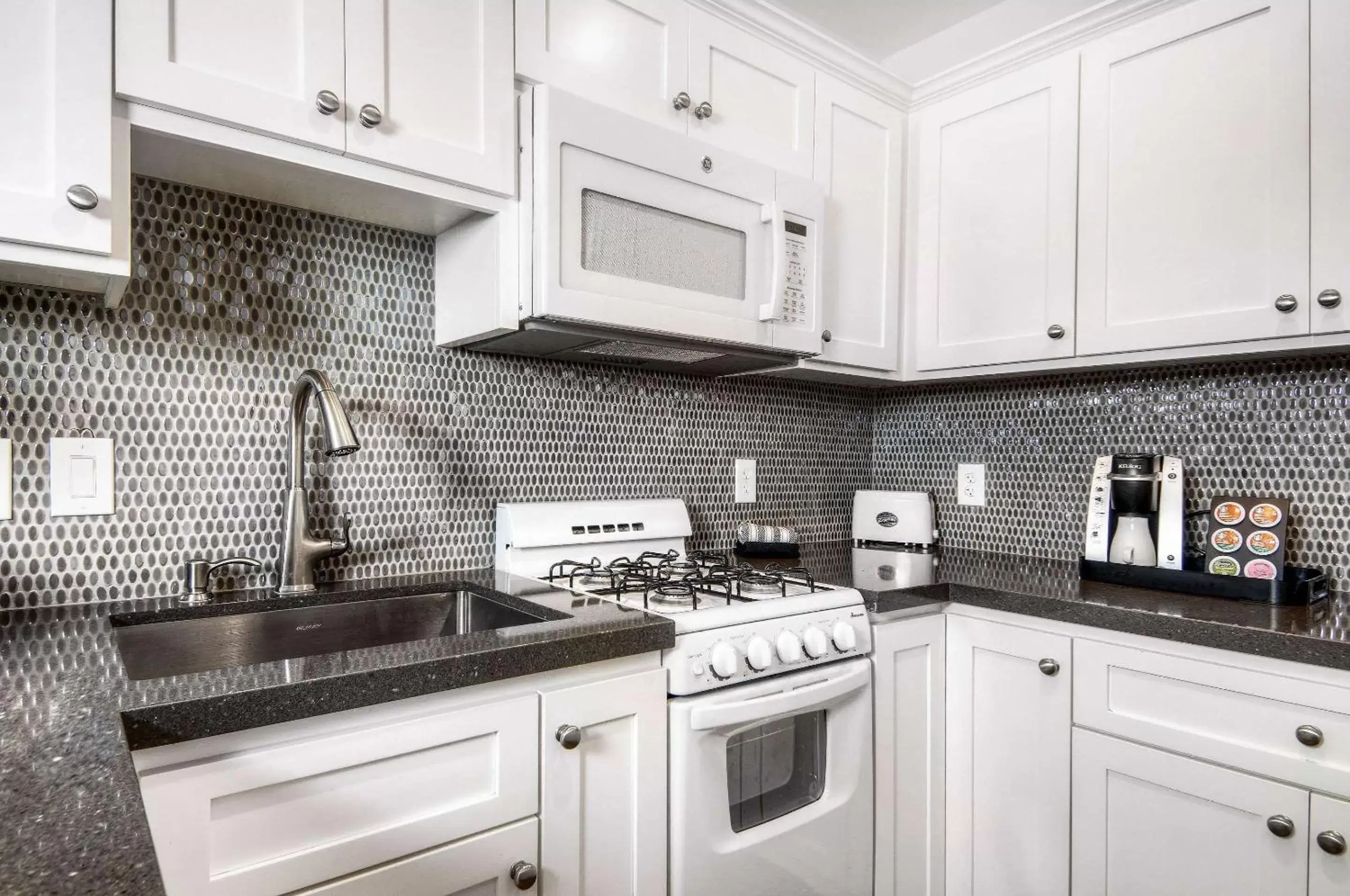 Photo of the whole room, Kitchen/Kitchenette in Aggie Inn, Ascend Hotel Collection