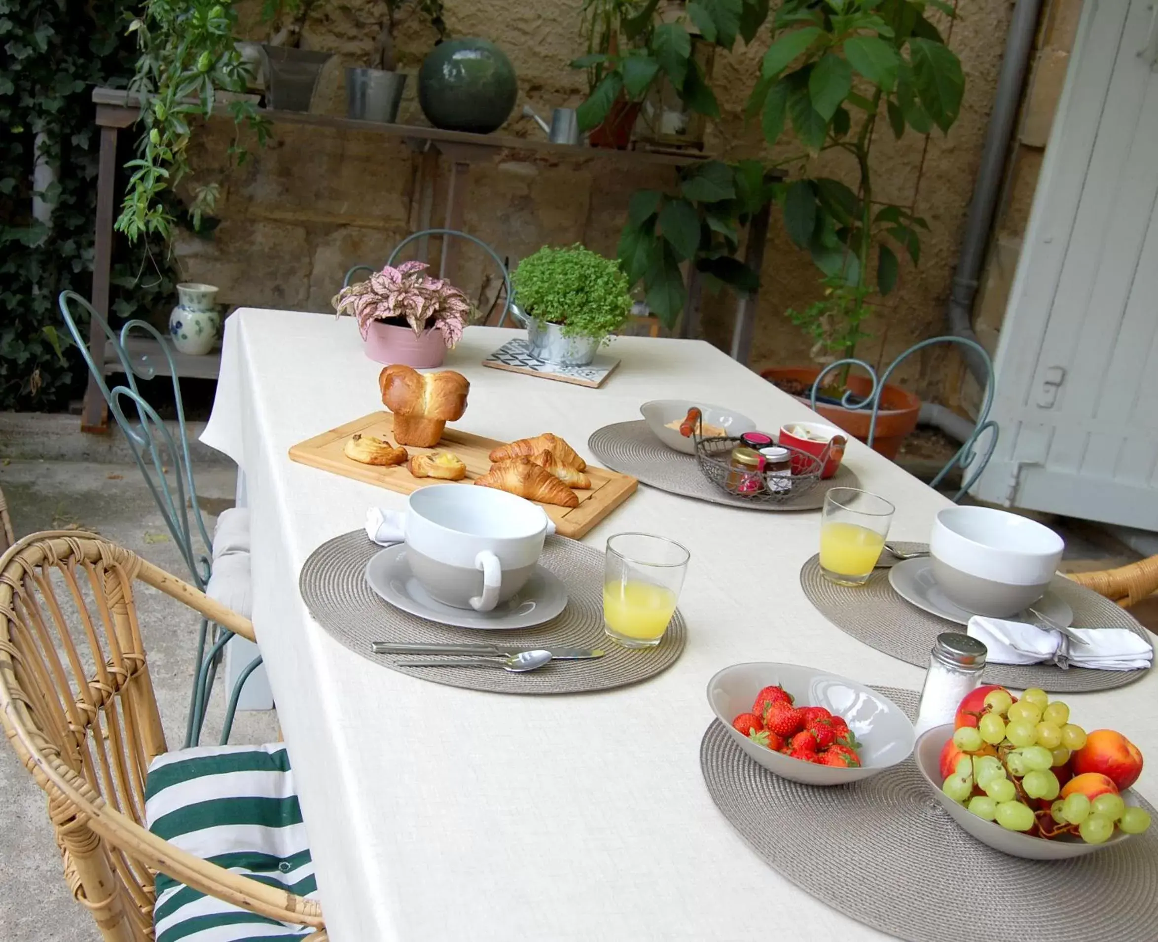 Patio, Breakfast in Madeleine Bergerac