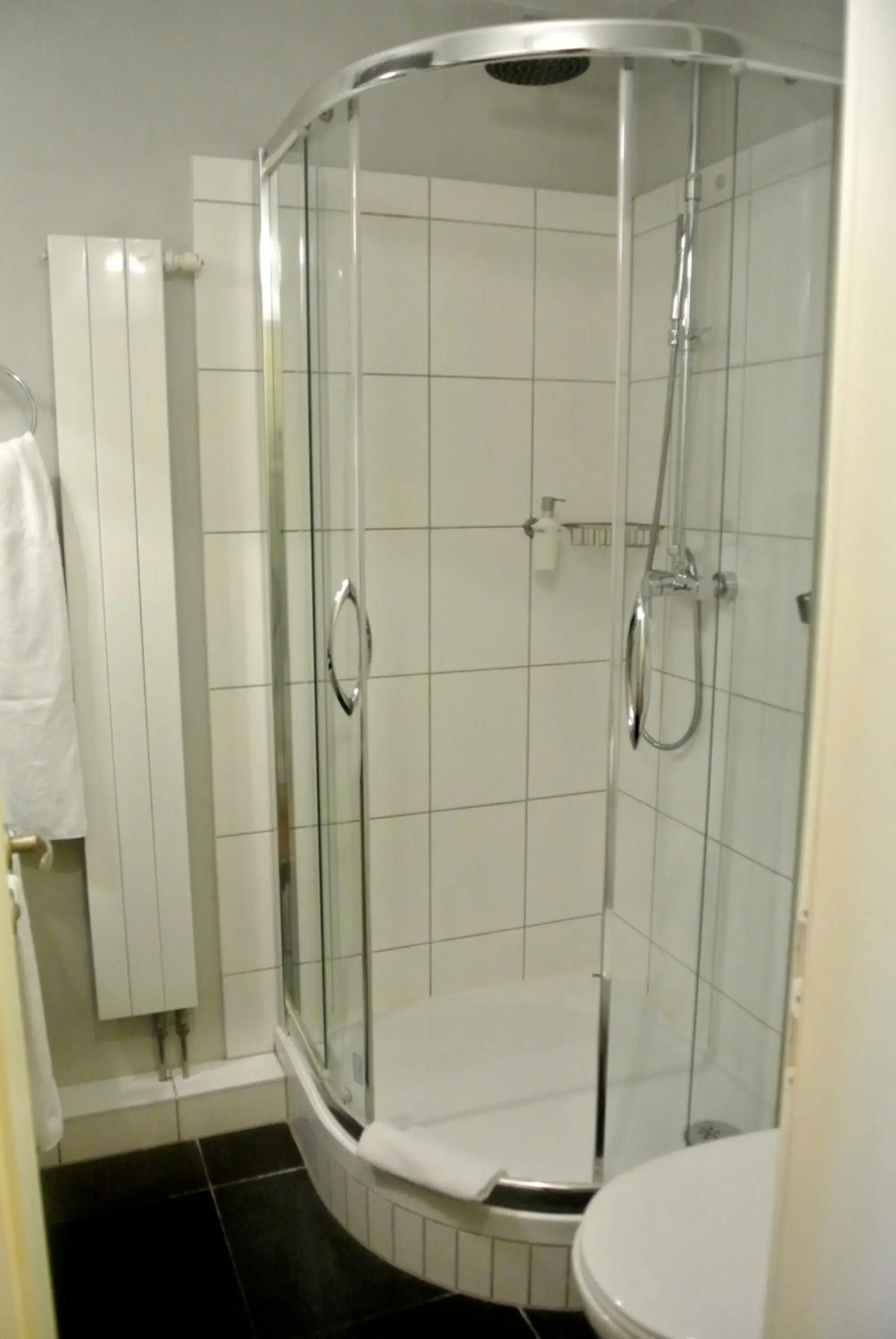 Bathroom in Town Hotel Wiesbaden - kleines Privathotel mit Self-Check-In in Bestlage