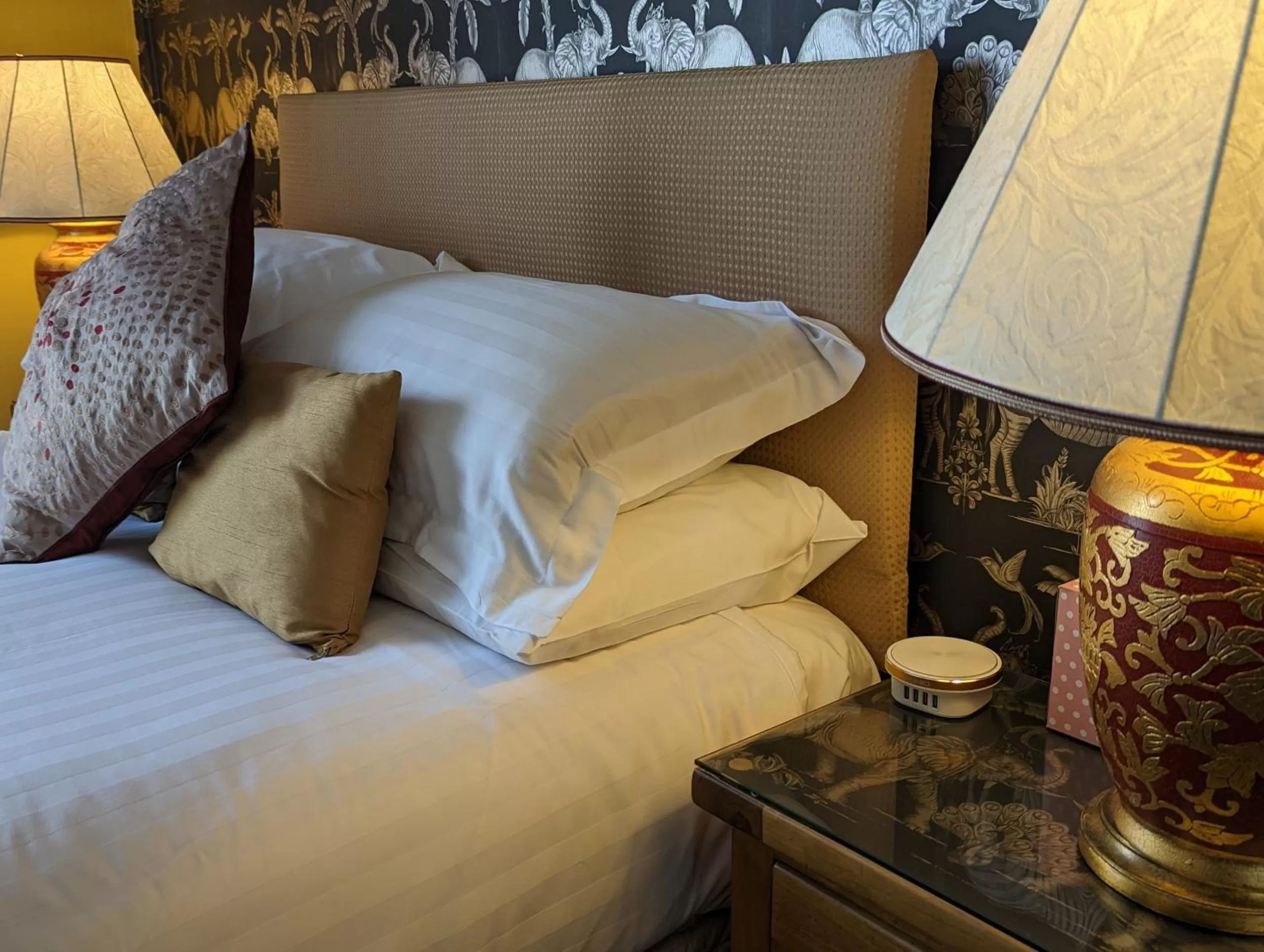 Bedroom, Bed in Abingdon House