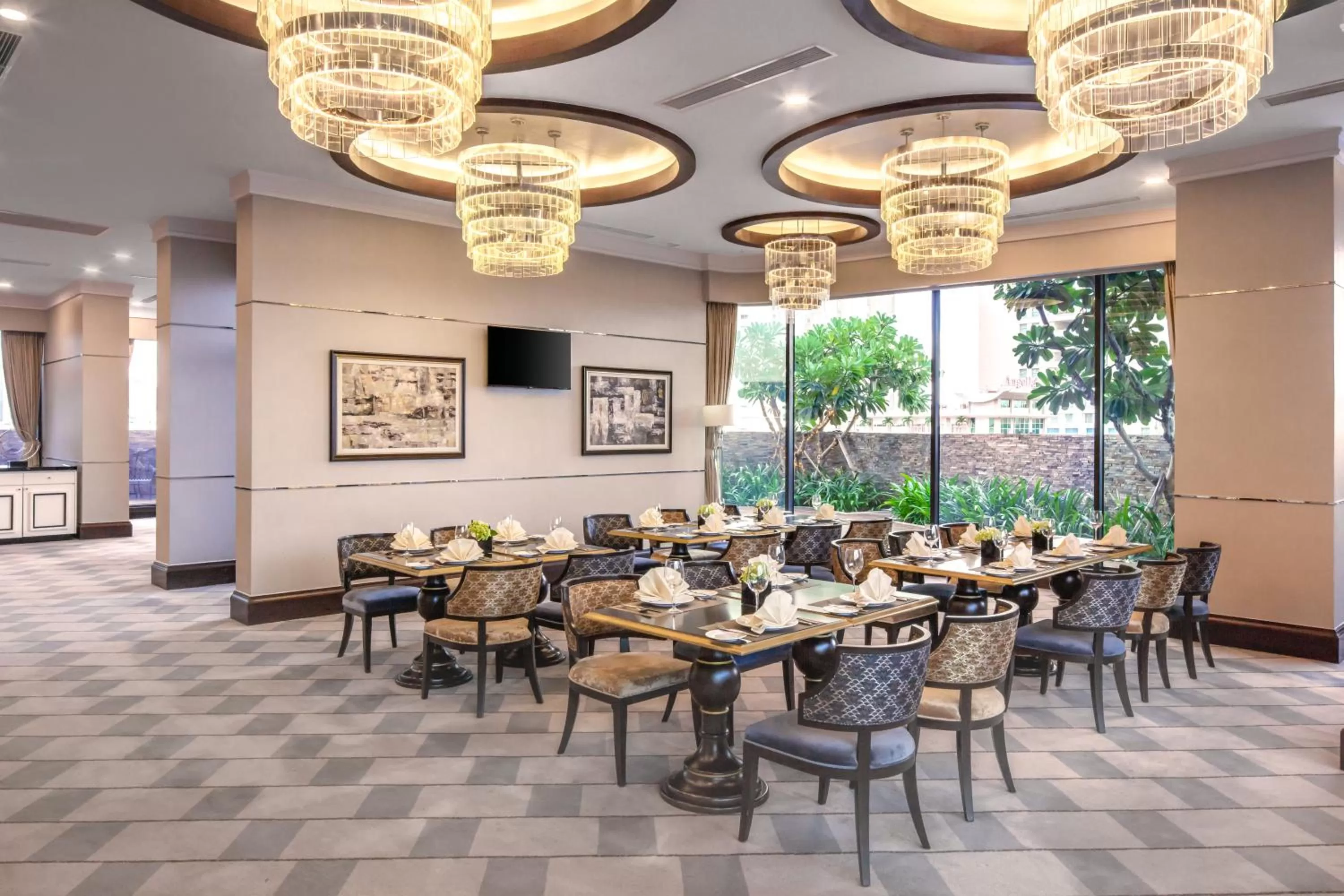 Restaurant/places to eat in Meliá Vinpearl Nha Trang Empire