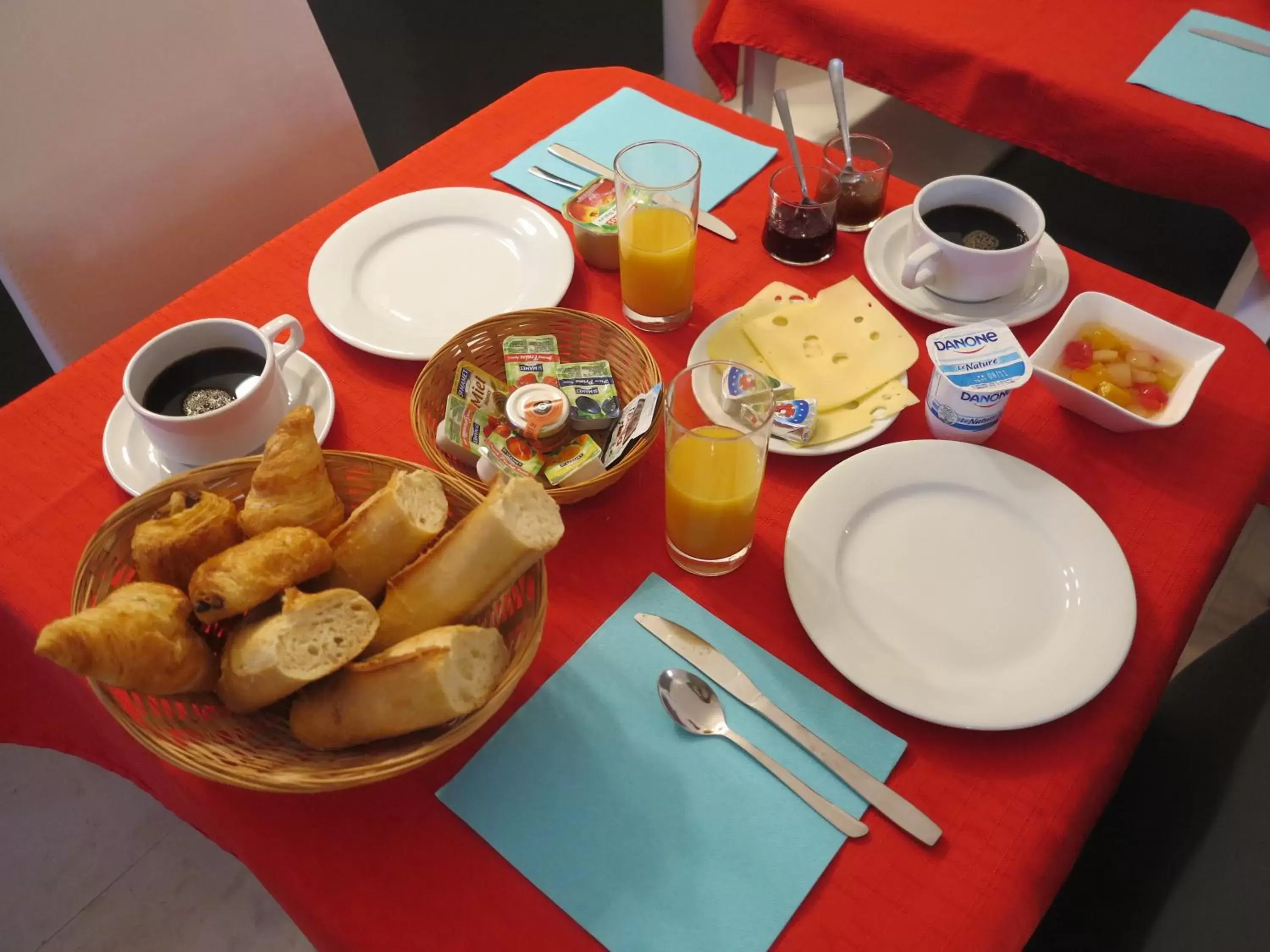 Food and drinks, Breakfast in Le Thimothée : Hôtel & Studios