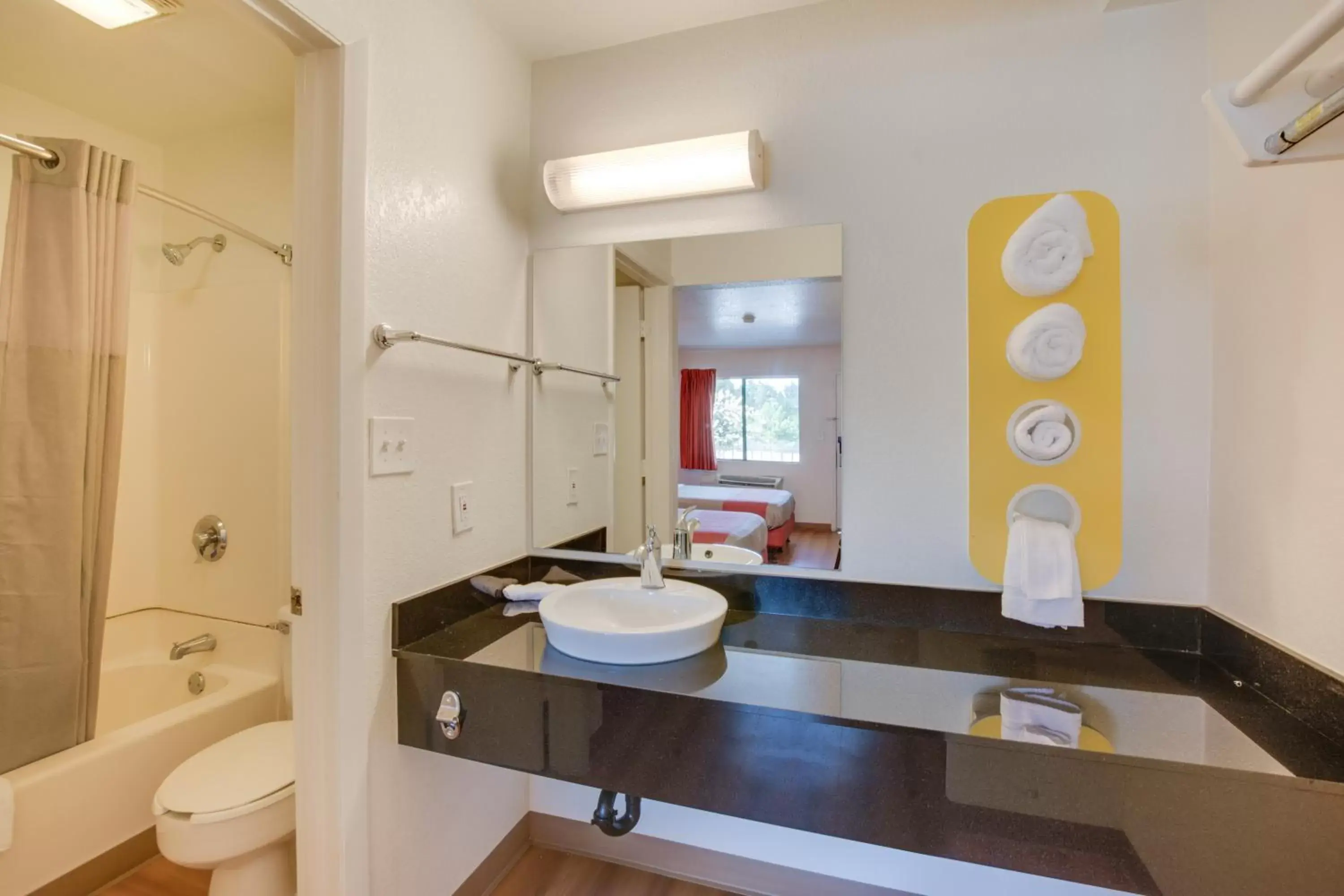 Bathroom, Kitchen/Kitchenette in Motel 6-Columbus, OH - West