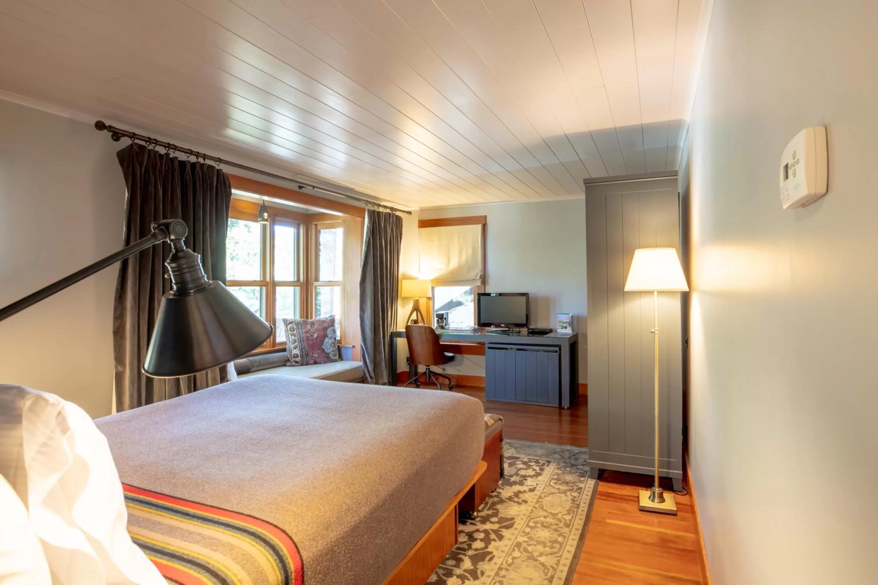 Photo of the whole room, Bed in The Outlook Lodge