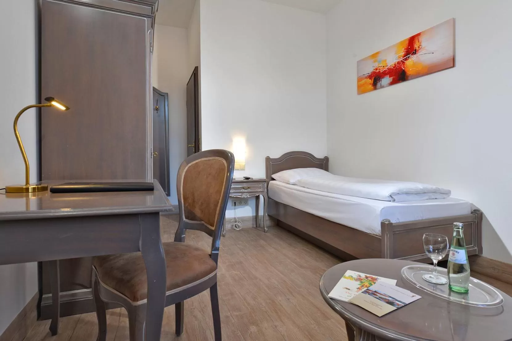 Photo of the whole room, Bed in Hotel Stadt Hameln